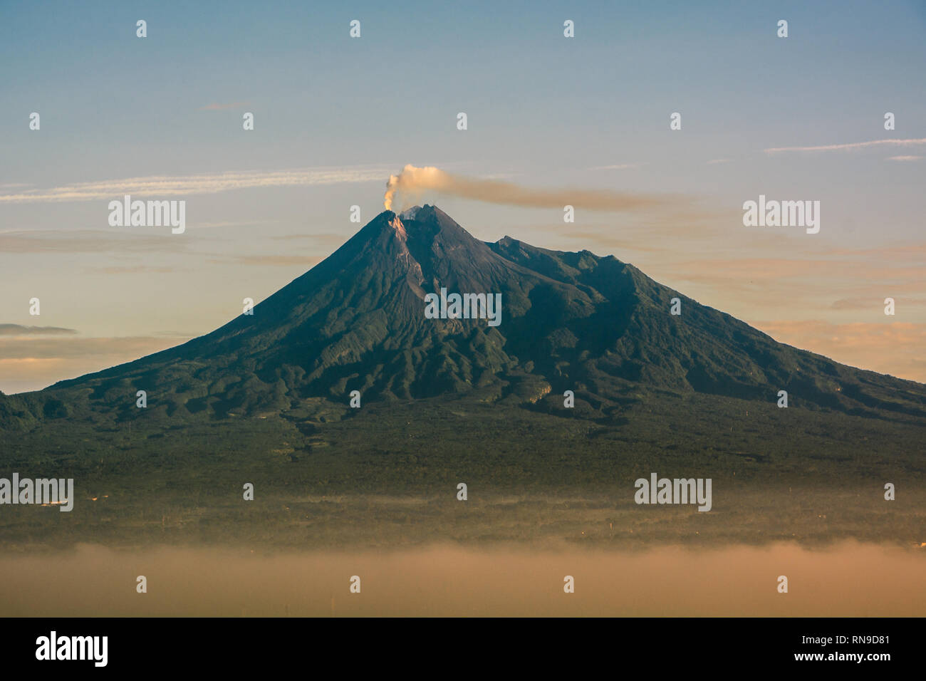 Beauté de la montagne merapi, Indonésie sunrise. Le Mont Merapi est l'un des montagnes les plus actifs en Indonésie Banque D'Images