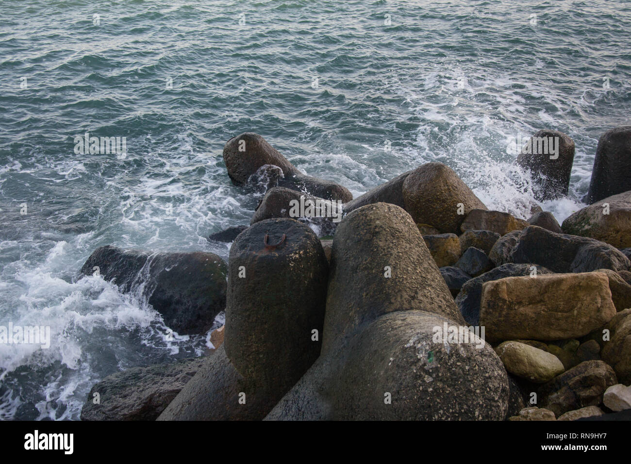 Disjoncteur courbe dans la mer - port de Varna, Bulgarie Banque D'Images