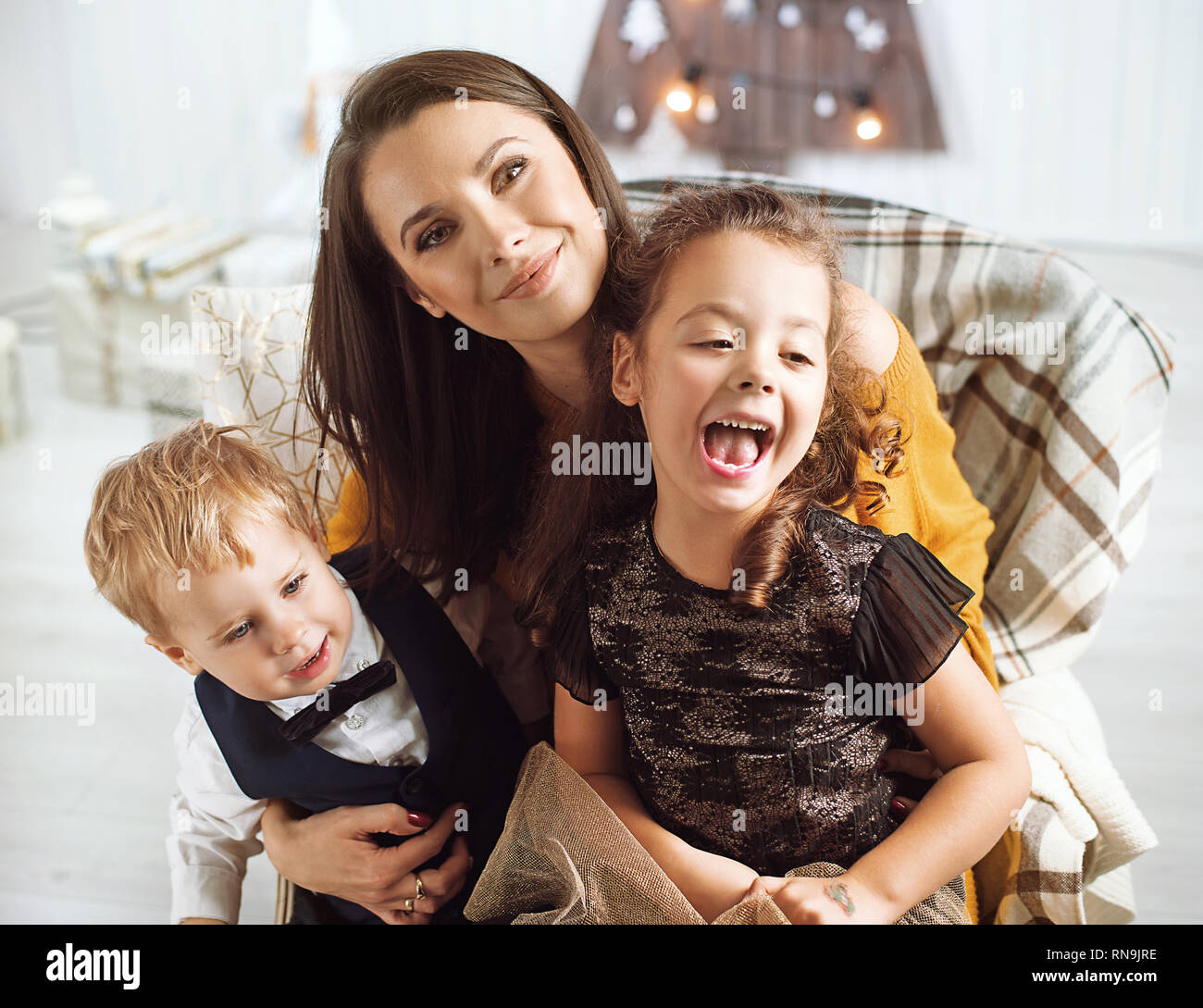 Mère élégante posant avec ses chers enfants Banque D'Images