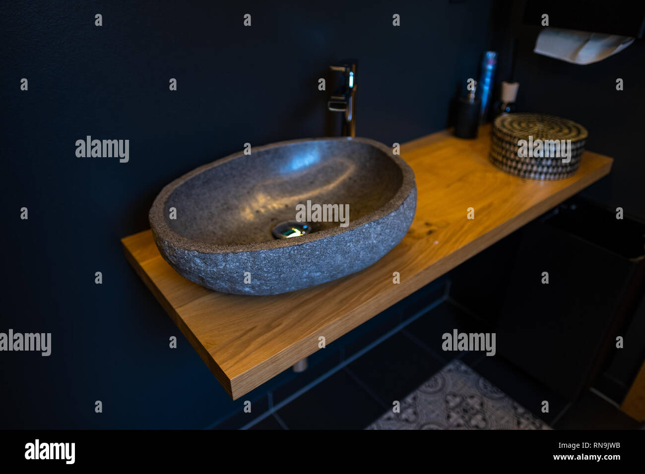 Salle de bains moderne avec lavabo en granit selfmade fait d'un rock Banque D'Images Salle de bains moderne avec lavabo en granit selfmade fait d'un rock Banque D'Images