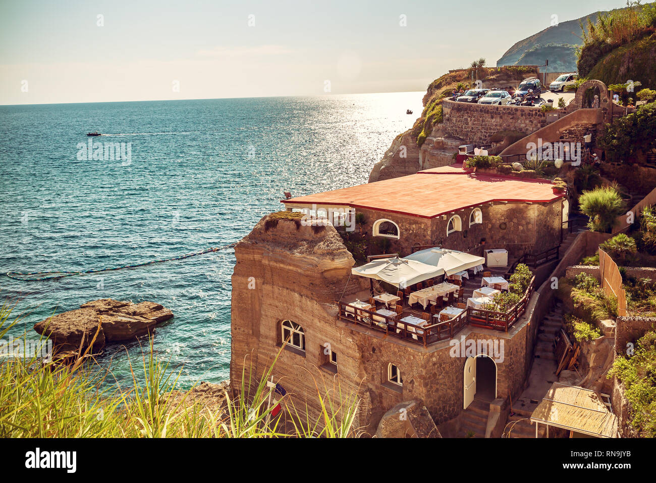 Restaurant avec vue panoramique sur la mer dans le village de Sant'Angelo, sur l'île d'Ischia. Voyager en Italie. Célèbre destination touristique et Banque D'Images