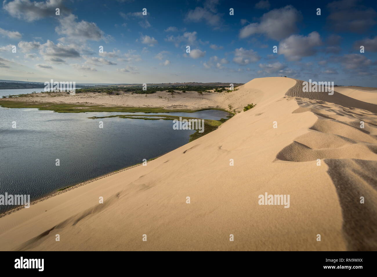 Dunes blanches et le lac à Mui Ne, le sud du Vietnam Banque D'Images