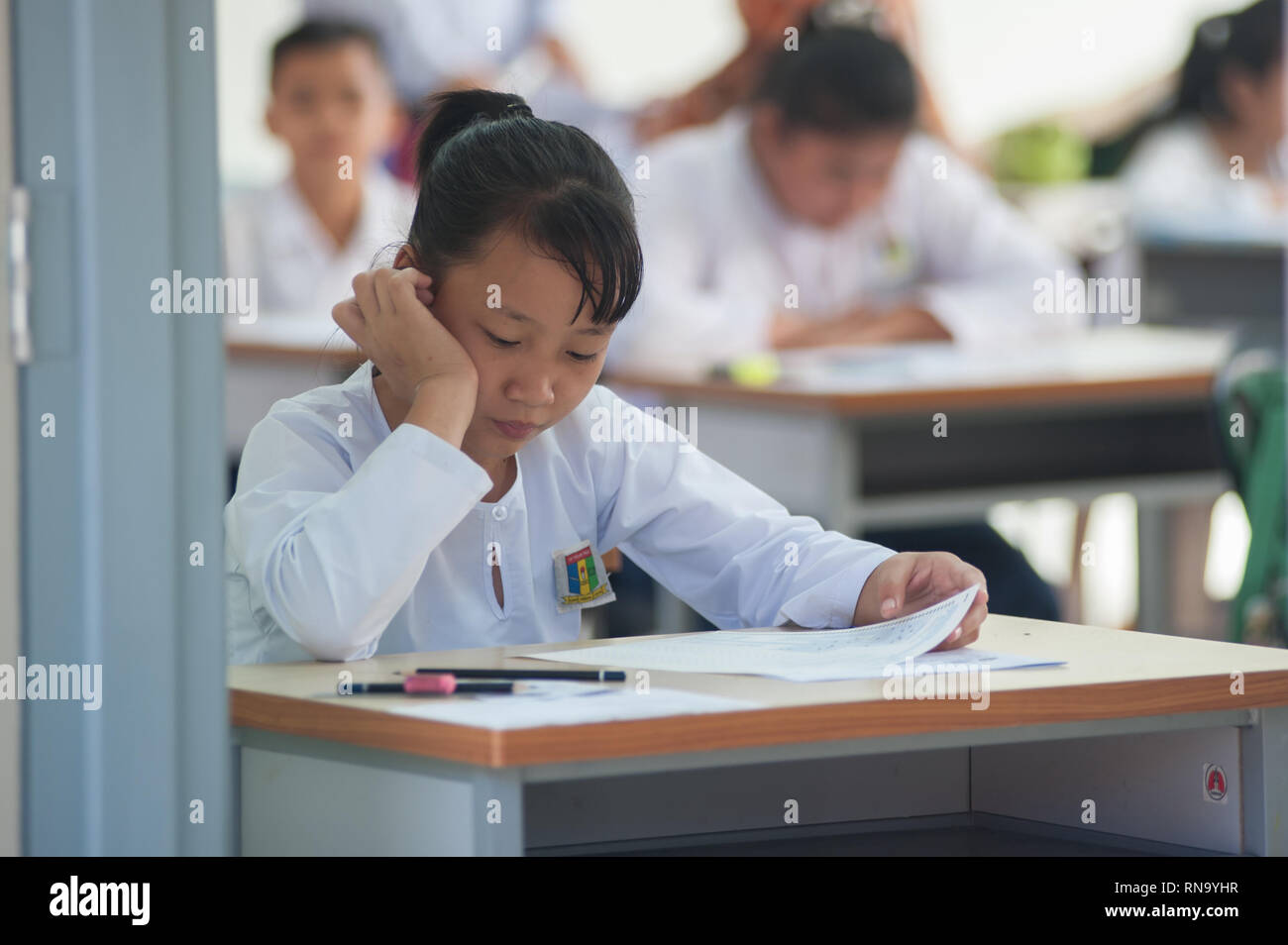 La Malaisie Sabah Kiulu - Sep 5, 2016 : Année 6 élèves des écoles primaires de l'école primaire de séance Achievement Test (UPSR) à l'école rurale de Sabah Kiulu. Banque D'Images