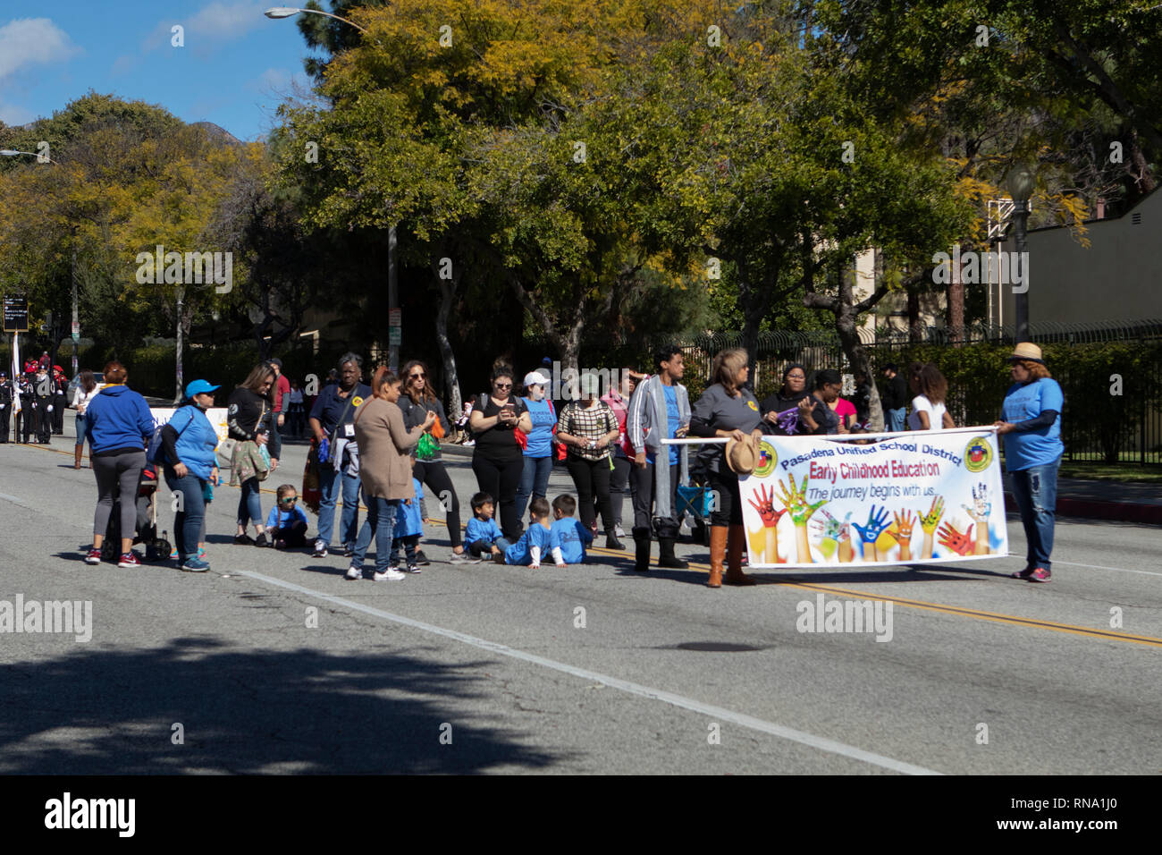 Pasadena, Los Angeles County, Californie, USA. 16 février 2019. - 37e assemblée annuelle de l'histoire des Noirs et le Festival Parade qui célèbre le patrimoine et la culture noire. La Communauté et les villes environnantes s'est joint à la célébration en participant et regarder la parade qui avait des stars, hommes politiques, militants, les clubs et les enfants de tous âges à partir de différents niveaux scolaires. Credit : Watrous Jesse/Alamy Live News Banque D'Images