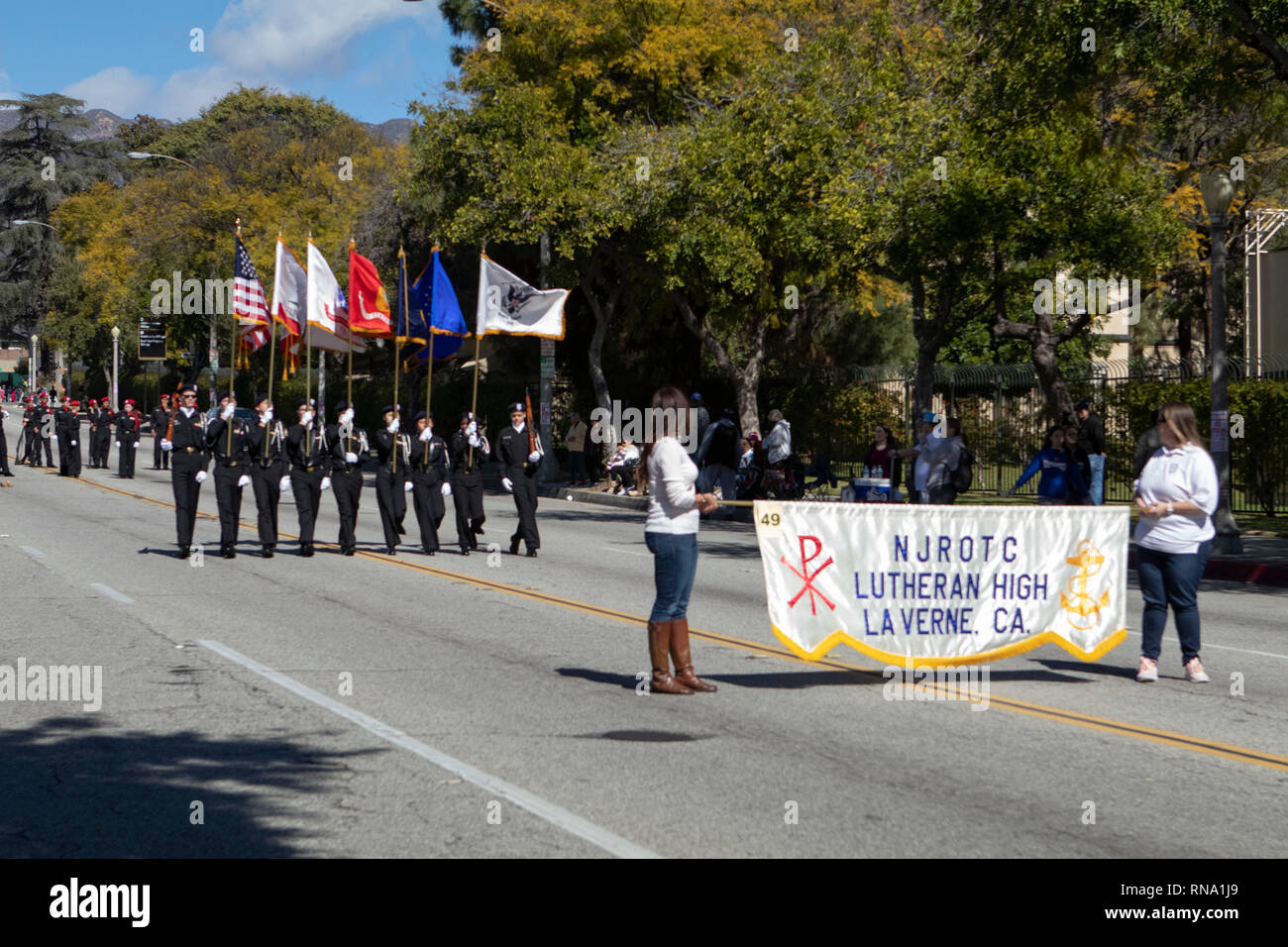 Pasadena, Los Angeles County, Californie, USA. 16 février 2019. - 37e assemblée annuelle de l'histoire des Noirs et le Festival Parade qui célèbre le patrimoine et la culture noire. La Communauté et les villes environnantes s'est joint à la célébration en participant et regarder la parade qui avait des stars, hommes politiques, militants, les clubs et les enfants de tous âges à partir de différents niveaux scolaires. NJROTC Haut luthérienne, La Verne, CA. Credit : Watrous Jesse/Alamy Live News Banque D'Images