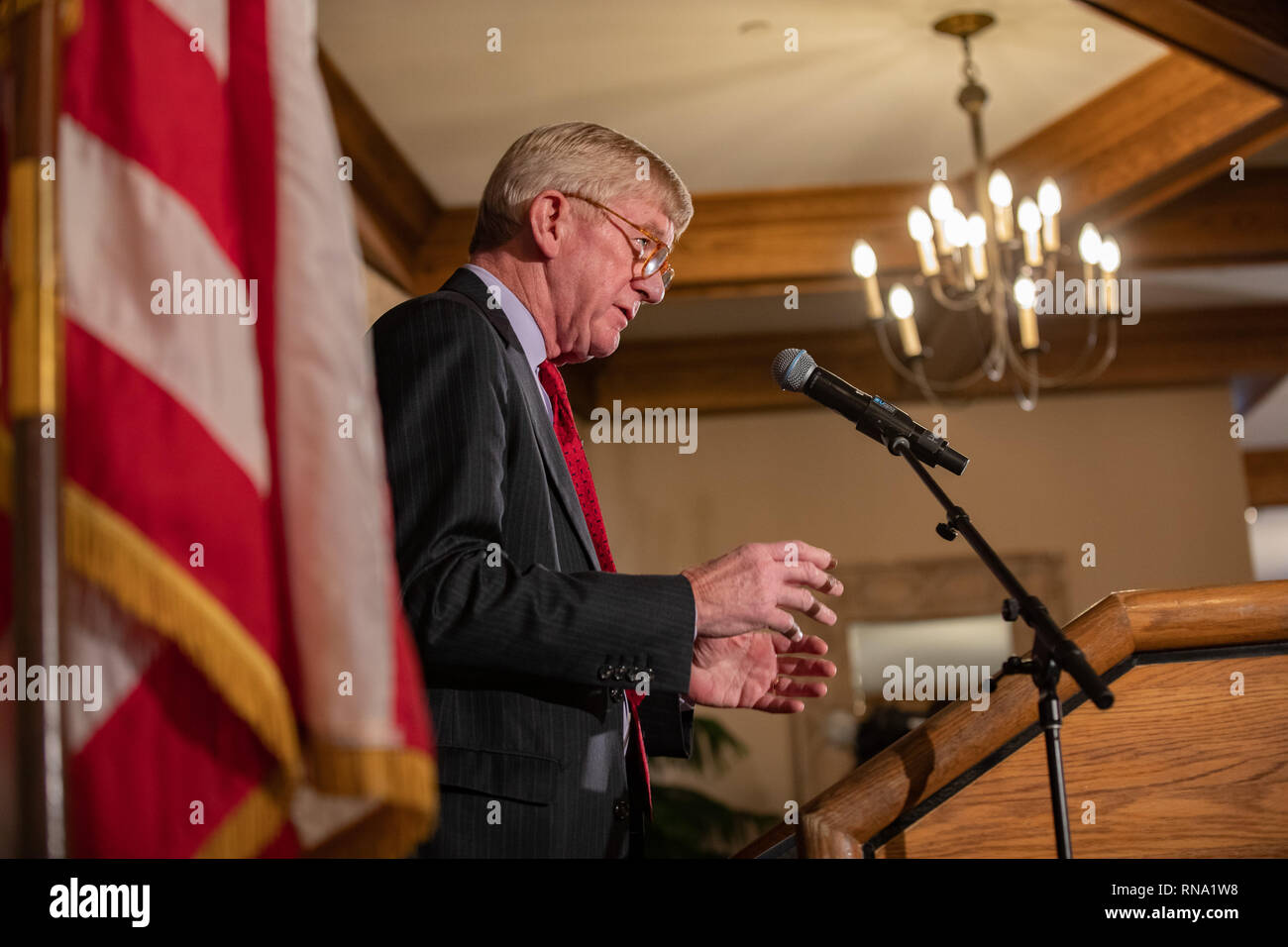 Le 15 février. 2019 Le Village Inn New Bedford, New Bedford, New Hampshire USA:l'ancien gouverneur du Massachusetts et le Vice-président 2016 expert dans le Parti Libertarien, William Weld annonce qu'il lance un comité exploratoire pour l'élection présidentielle contre le président de l'atout principal de la République, au cours de la 'Politique du Conseil de la Nouvelle Angleterre et du petit-déjeuner des Œufs à Bedford, New Hampshire. Banque D'Images