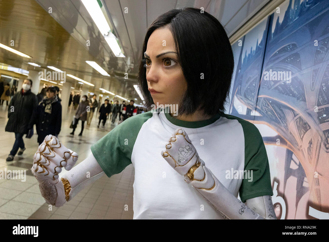 Une statue grandeur nature de l'alita est vu dans un couloir de la gare de Shinjuku, le 16 février 2019, Tokyo, Japon. Il y a deux statues grandeur nature la promotion ''Alita : Battle Angel'' film dans la gare de Shinjuku. Le film sortira au Japon le 22 février. Credit : Rodrigo Reyes Marin/AFLO/Alamy Live News Banque D'Images