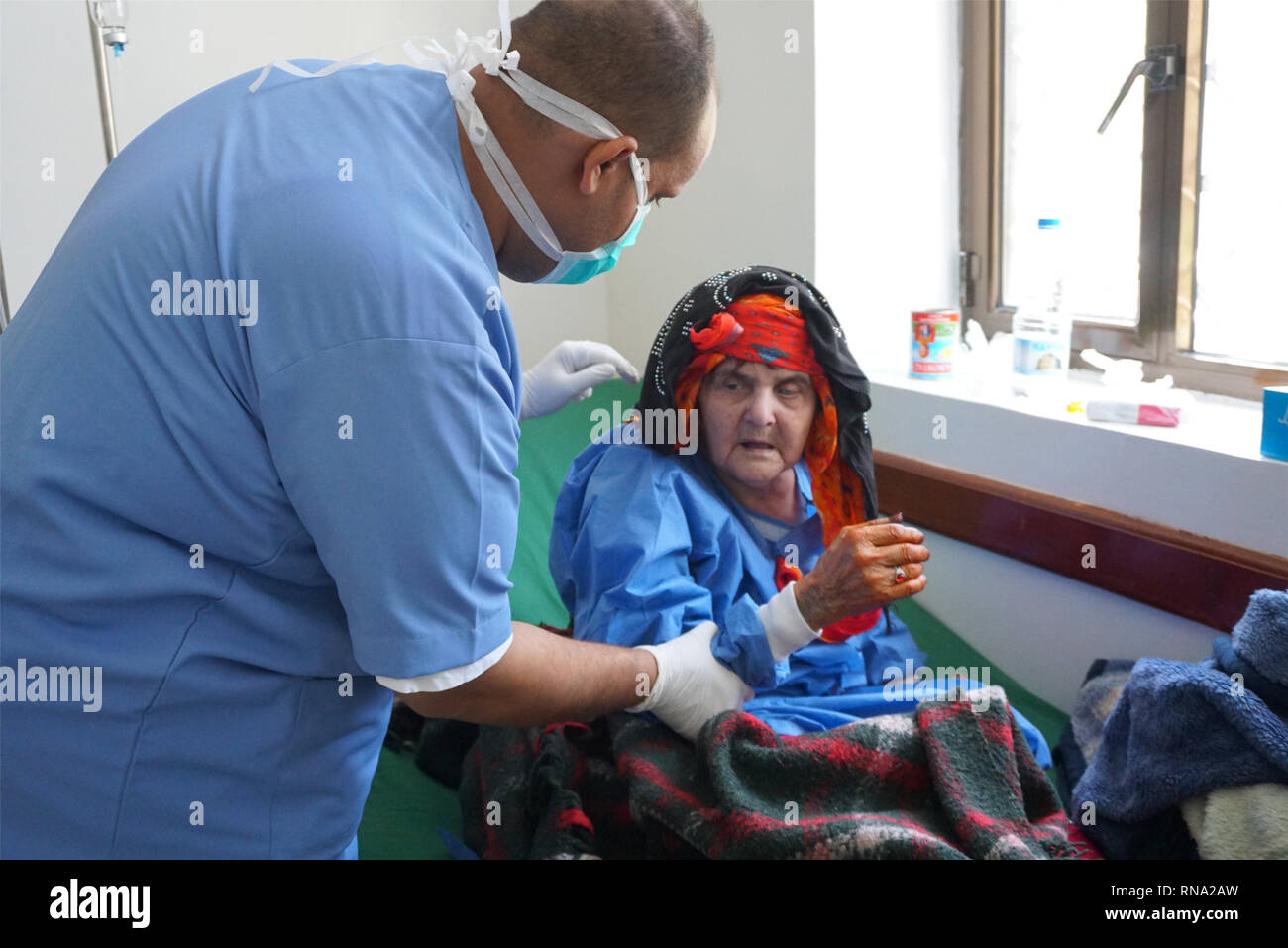 Sanaa, Yémen. Feb 17, 2019. Mohsen Aminah (R), 70 ans, reçoit un traitement médical pour H1N1 dans un hôpital à Sanaa, Yémen, le 17 février 2019. Amina:Mohsen souffre de la grippe porcine, également connu sous le nom de H1N1. Contracter le choléra, la malnutrition, la diphtérie et la grippe porcine maintenant, les pays arabes n'est pas en mesure de faire face à la la plupart des épidémies mortelles que ses quatre années de guerre civile a presque détruit son système de santé. Credit : Mohamed al-Azaki/Xinhua/Alamy Live News Banque D'Images