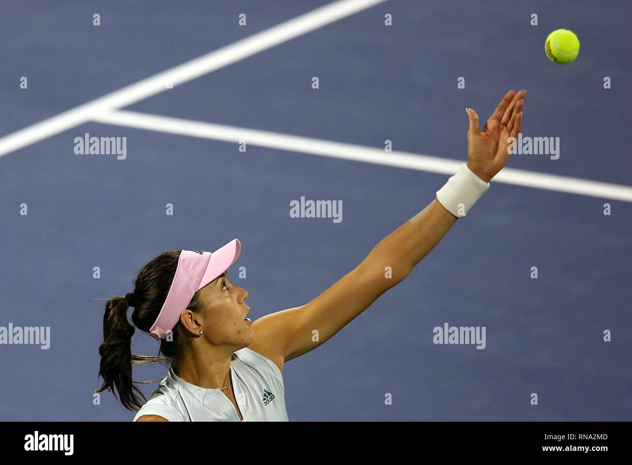 Dubaï. Feb 17, 2019. Garbine Muguruza d'Espagne sert la balle pendant la première série de match contre Dayana Yastremska de l'Ukraine de Dubai Duty Free tennis WTA Championships 2019 à Dubaï, Émirats arabes unis, 17 février, 2019. Garbine Muguruza a gagné 2-1. Credit : Mahmoud Khaled/Xinhua/Alamy Live News Banque D'Images