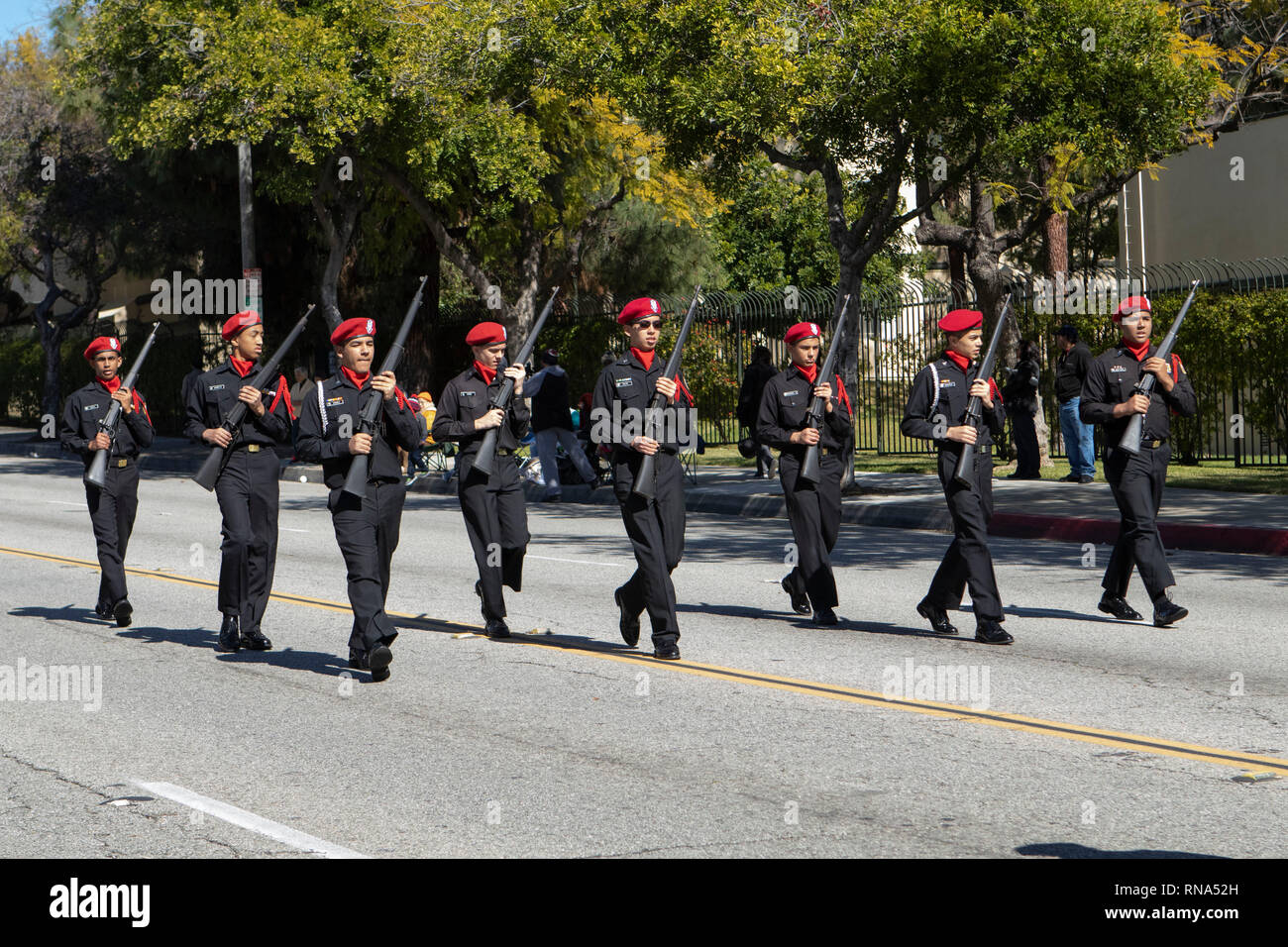 Pasadena, Los Angeles County, Californie, USA - 37e parade annuelle de l'histoire des Noirs et du festival qui célèbre le patrimoine et la culture noire. La Communauté et les villes environnantes s'est joint à la célébration en participant et regarder la parade qui avait des stars, hommes politiques, militants, les clubs et les enfants de tous âges à partir de différents niveaux scolaires. NJROTC Haut luthérienne, La Verne, CA. Banque D'Images