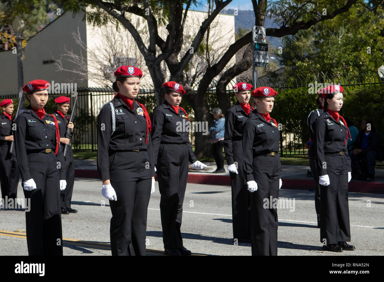 Pasadena, Los Angeles County, Californie, USA - 37e parade annuelle de l'histoire des Noirs et du festival qui célèbre le patrimoine et la culture noire. La Communauté et les villes environnantes s'est joint à la célébration en participant et regarder la parade qui avait des stars, hommes politiques, militants, les clubs et les enfants de tous âges à partir de différents niveaux scolaires. NJROTC Haut luthérienne, La Verne, CA. Banque D'Images