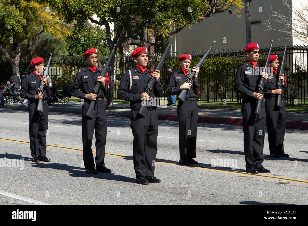 Pasadena, Los Angeles County, Californie, USA - 37e parade annuelle de l'histoire des Noirs et du festival qui célèbre le patrimoine et la culture noire. La Communauté et les villes environnantes s'est joint à la célébration en participant et regarder la parade qui avait des stars, hommes politiques, militants, les clubs et les enfants de tous âges à partir de différents niveaux scolaires. NJROTC Haut luthérienne, La Verne, CA. Banque D'Images