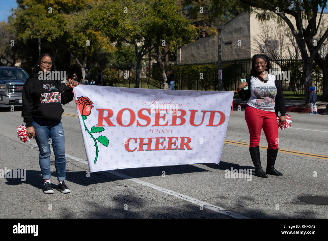 Pasadena, Los Angeles County, Californie, USA - 37e parade annuelle de l'histoire des Noirs et du festival qui célèbre le patrimoine et la culture noire. La Communauté et les villes environnantes s'est joint à la célébration en participant et regarder la parade qui avait des stars, hommes politiques, militants, les clubs et les enfants de tous âges à partir de différents niveaux scolaires. Rosebud Cheer Banque D'Images