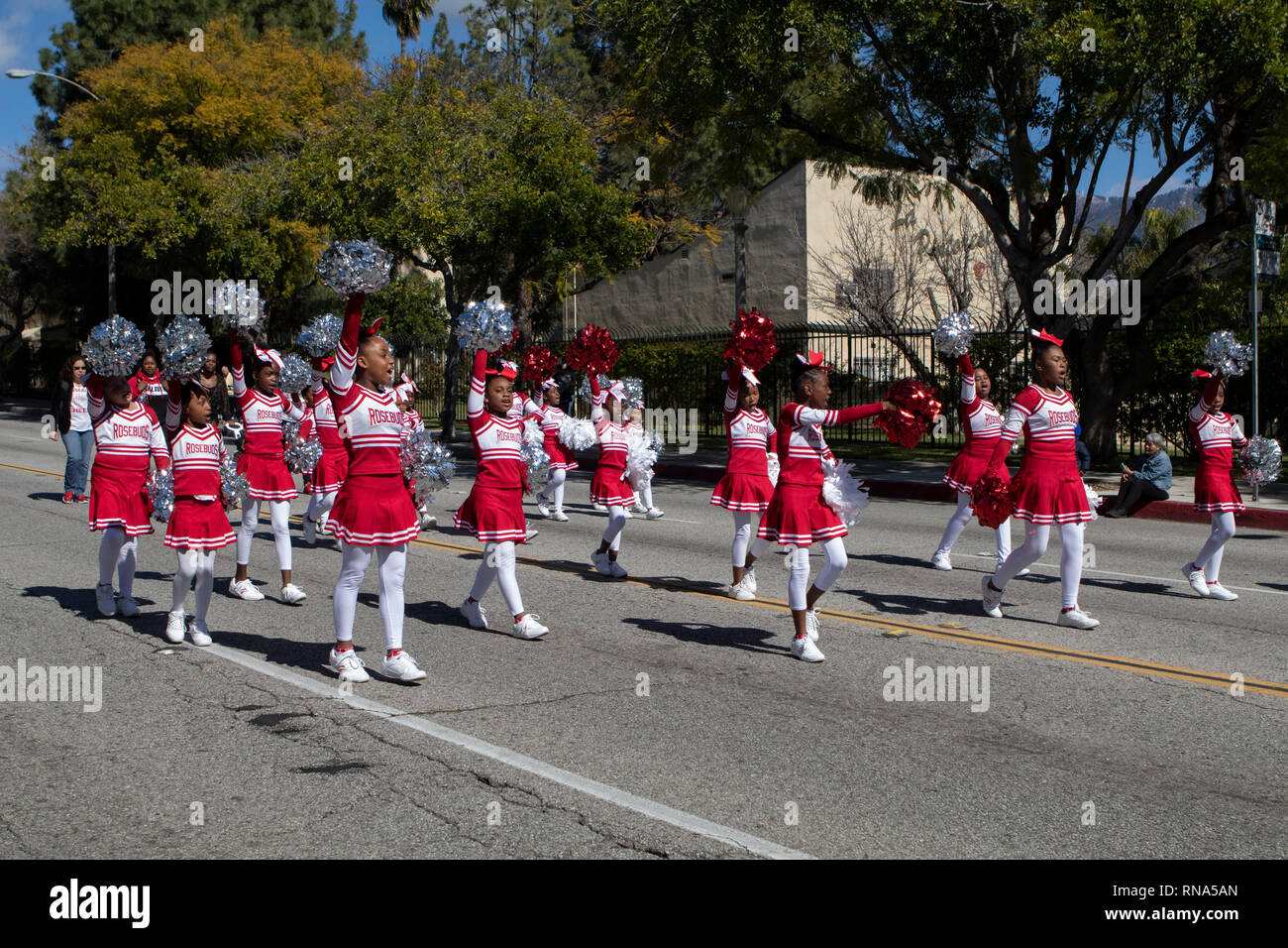 Pasadena, Los Angeles County, Californie, USA - 37e parade annuelle de l'histoire des Noirs et du festival qui célèbre le patrimoine et la culture noire. La Communauté et les villes environnantes s'est joint à la célébration en participant et regarder la parade qui avait des stars, hommes politiques, militants, les clubs et les enfants de tous âges à partir de différents niveaux scolaires. Rosebud Cheer Banque D'Images