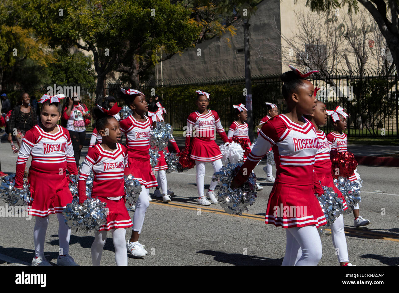 Pasadena, Los Angeles County, Californie, USA - 37e parade annuelle de l'histoire des Noirs et du festival qui célèbre le patrimoine et la culture noire. La Communauté et les villes environnantes s'est joint à la célébration en participant et regarder la parade qui avait des stars, hommes politiques, militants, les clubs et les enfants de tous âges à partir de différents niveaux scolaires. Rosebud Cheer Banque D'Images