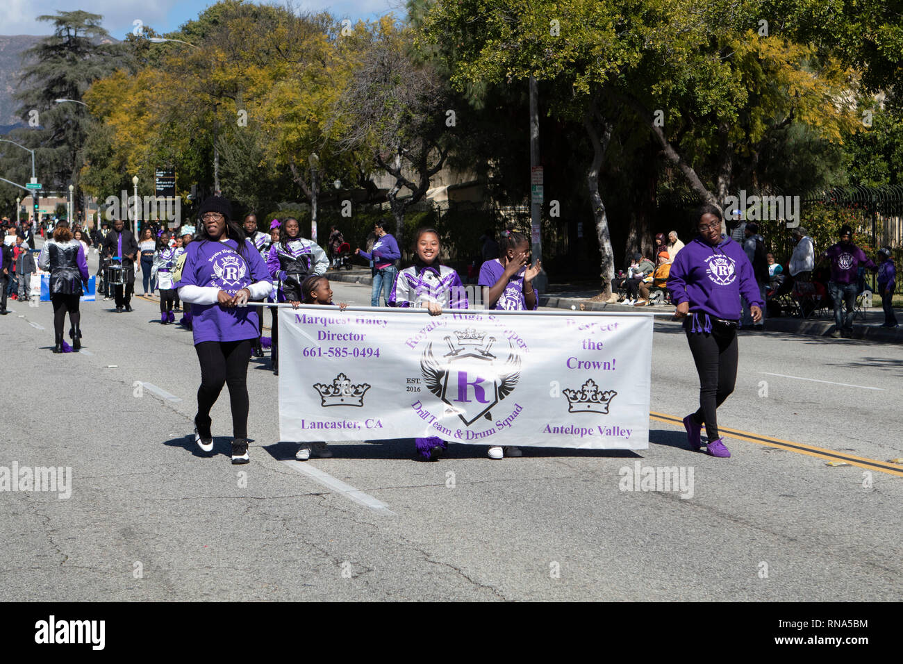 Pasadena, Los Angeles County, Californie, USA - 37e parade annuelle de l'histoire des Noirs et du festival qui célèbre le patrimoine et la culture noire. La Communauté et les villes environnantes s'est joint à la célébration en participant et regarder la parade qui avait des stars, hommes politiques, militants, les clubs et les enfants de tous âges à partir de différents niveaux scolaires. Image Steppers Haut Banque D'Images
