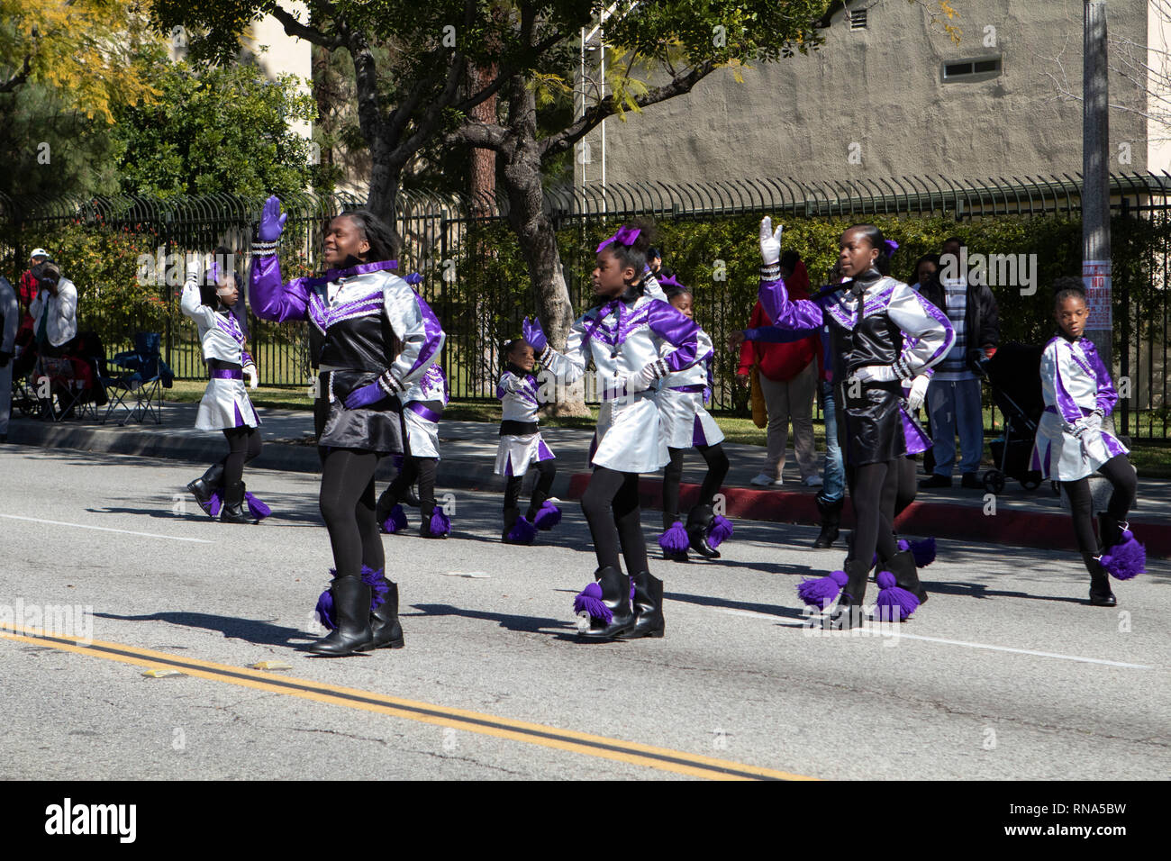 Pasadena, Los Angeles County, Californie, USA - 37e parade annuelle de l'histoire des Noirs et du festival qui célèbre le patrimoine et la culture noire. La Communauté et les villes environnantes s'est joint à la célébration en participant et regarder la parade qui avait des stars, hommes politiques, militants, les clubs et les enfants de tous âges à partir de différents niveaux scolaires. Image Steppers Haut Banque D'Images
