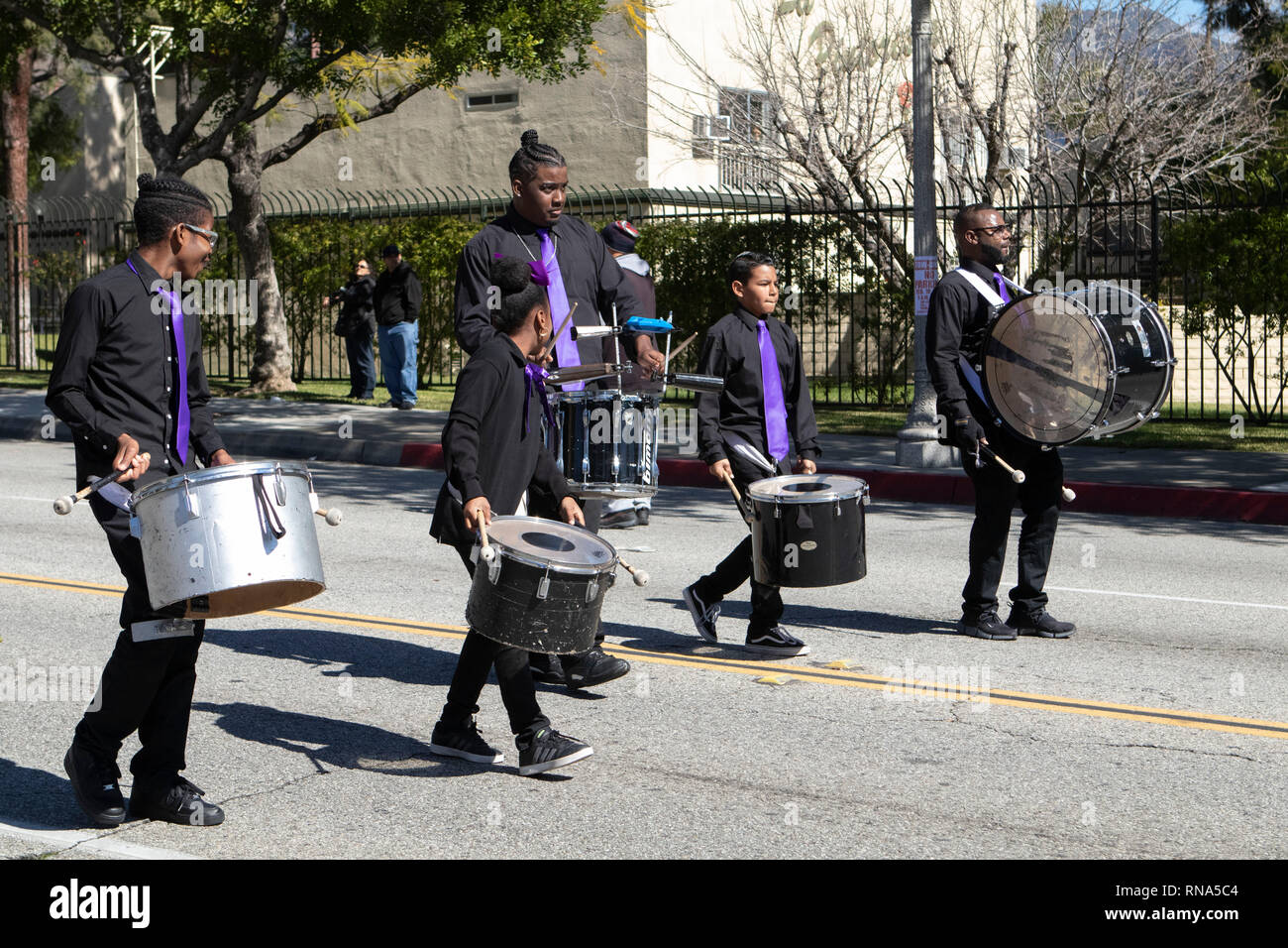 Pasadena, Los Angeles County, Californie, USA - 37e parade annuelle de l'histoire des Noirs et du festival qui célèbre le patrimoine et la culture noire. La Communauté et les villes environnantes s'est joint à la célébration en participant et regarder la parade qui avait des stars, hommes politiques, militants, les clubs et les enfants de tous âges à partir de différents niveaux scolaires. Image Steppers Haut Banque D'Images