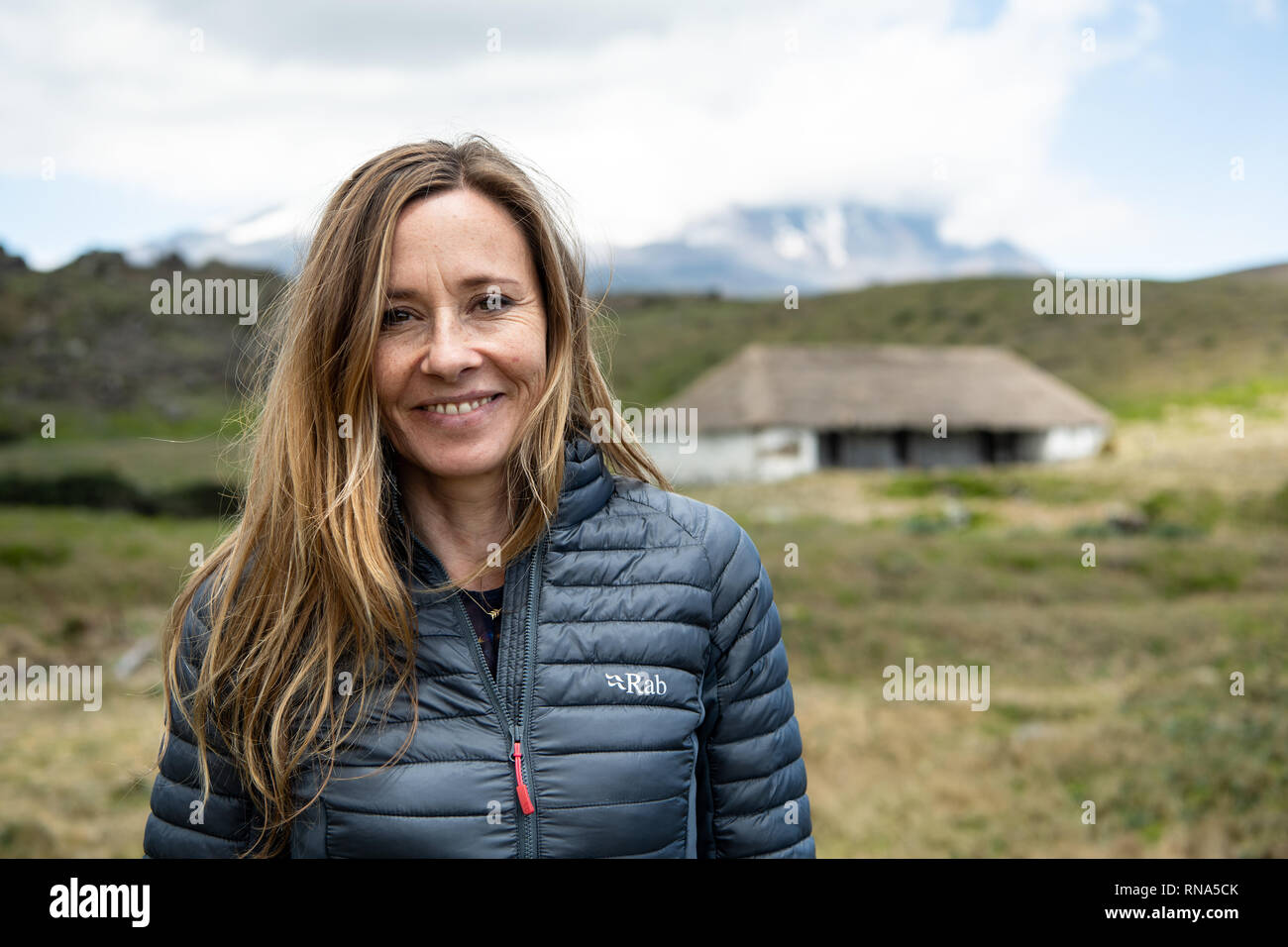 15 février 2019, l'Équateur, l'Antisana : historienne d'Andrea Wulff, auteur du livre 'Alexander von Humboldt et l'invention de la nature', se dresse en face de l'Alexander von Humboldt-Hütte dans l'Aconcagua Nature Reserve et parc national à l'occasion de la visite du Président fédéral Steinmeier et son épouse. Président fédéral Steinmeier et son épouse visitent la Colombie et l'Équateur à l'occasion de l'Alexander von Humboldt 250e anniversaire dans le cadre d'un voyage de cinq jours à l'Amérique latine. Wulf est un membre invité de la délégation du Président fédéral. Photo : Bernd von Jutrczenka/dpa Banque D'Images