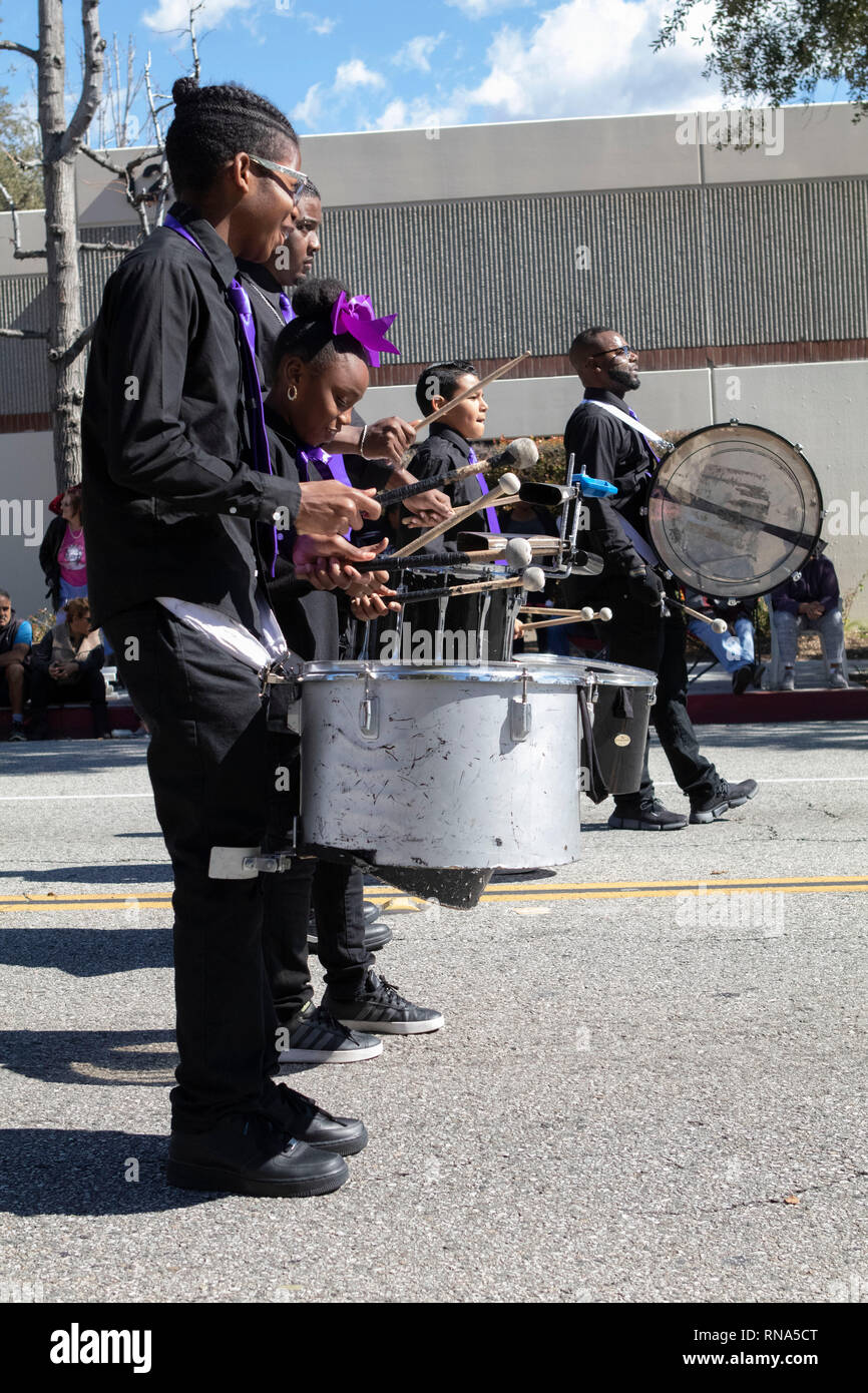Pasadena, Los Angeles County, Californie, USA - 37e parade annuelle de l'histoire des Noirs et du festival qui célèbre le patrimoine et la culture noire. La Communauté et les villes environnantes s'est joint à la célébration en participant et regarder la parade qui avait des stars, hommes politiques, militants, les clubs et les enfants de tous âges à partir de différents niveaux scolaires. Image Steppers Haut Banque D'Images