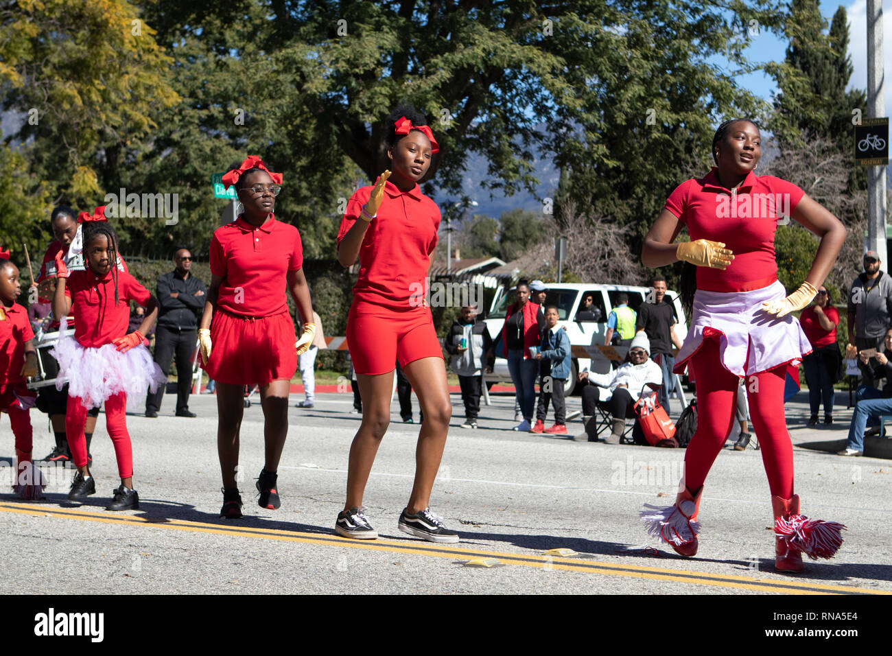 Pasadena, Los Angeles County, Californie, USA - 37e parade annuelle de l'histoire des Noirs et du festival qui célèbre le patrimoine et la culture noire. La Communauté et les villes environnantes s'est joint à la célébration en participant et regarder la parade qui avait des stars, hommes politiques, militants, les clubs et les enfants de tous âges à partir de différents niveaux scolaires. L.A. Limeted Plus Ghettique Tambour Squad et percer Banque D'Images