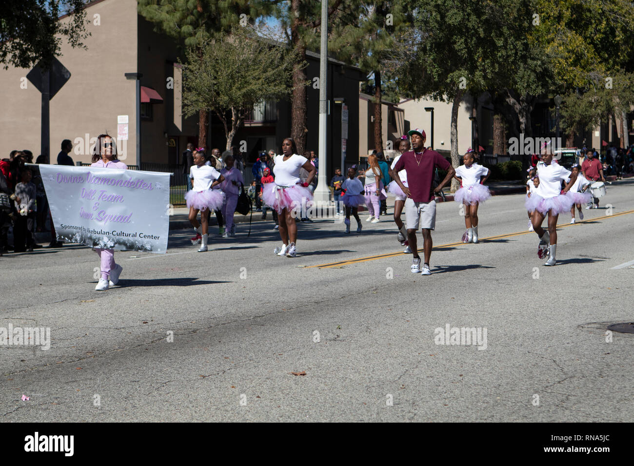 Pasadena, Los Angeles County, Californie, USA - 37e parade annuelle de l'histoire des Noirs et du festival qui célèbre le patrimoine et la culture noire. La Communauté et les villes environnantes s'est joint à la célébration en participant et regarder la parade qui avait des stars, hommes politiques, militants, les clubs et les enfants de tous âges à partir de différents niveaux scolaires. Diamondettes divine et l'équipe de Drill Squad de tambour Banque D'Images
