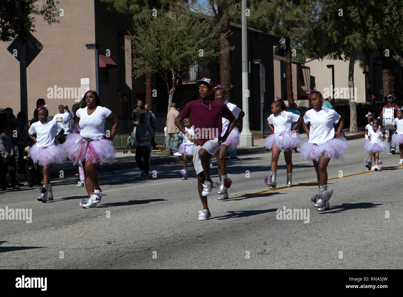 Pasadena, Los Angeles County, Californie, USA - 37e parade annuelle de l'histoire des Noirs et du festival qui célèbre le patrimoine et la culture noire. La Communauté et les villes environnantes s'est joint à la célébration en participant et regarder la parade qui avait des stars, hommes politiques, militants, les clubs et les enfants de tous âges à partir de différents niveaux scolaires. Diamondettes divine et l'équipe de Drill Squad de tambour Banque D'Images