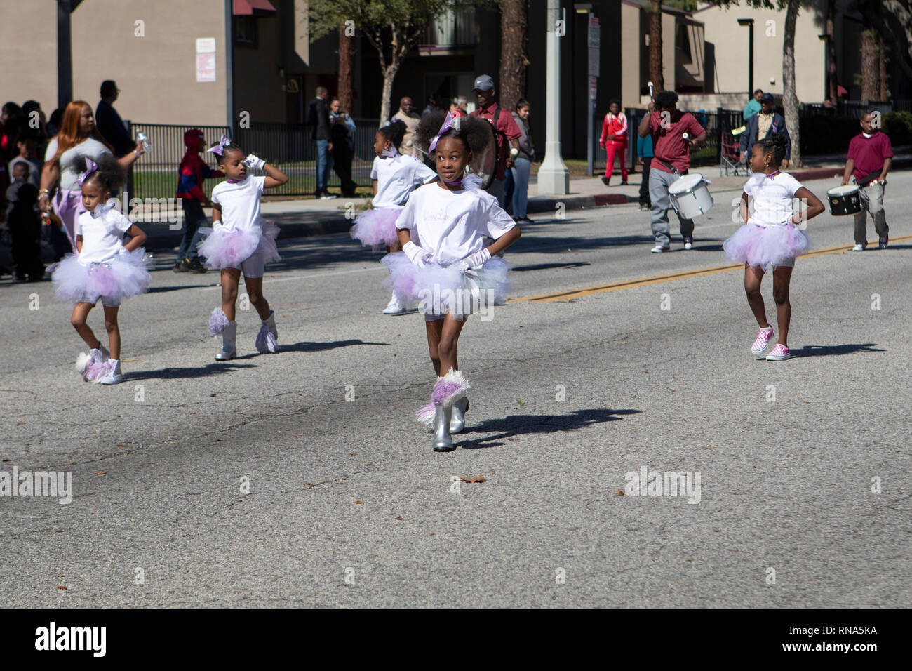 Pasadena, Los Angeles County, Californie, USA - 37e parade annuelle de l'histoire des Noirs et du festival qui célèbre le patrimoine et la culture noire. La Communauté et les villes environnantes s'est joint à la célébration en participant et regarder la parade qui avait des stars, hommes politiques, militants, les clubs et les enfants de tous âges à partir de différents niveaux scolaires. Diamondettes divine et l'équipe de Drill Squad de tambour Banque D'Images