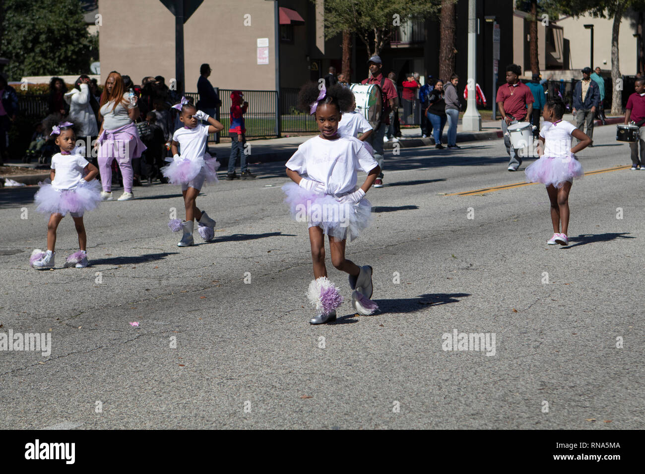 Pasadena, Los Angeles County, Californie, USA - 37e parade annuelle de l'histoire des Noirs et du festival qui célèbre le patrimoine et la culture noire. La Communauté et les villes environnantes s'est joint à la célébration en participant et regarder la parade qui avait des stars, hommes politiques, militants, les clubs et les enfants de tous âges à partir de différents niveaux scolaires. Diamondettes divine et l'équipe de Drill Squad de tambour Banque D'Images