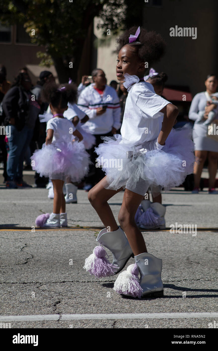 Pasadena, Los Angeles County, Californie, USA - 37e parade annuelle de l'histoire des Noirs et du festival qui célèbre le patrimoine et la culture noire. La Communauté et les villes environnantes s'est joint à la célébration en participant et regarder la parade qui avait des stars, hommes politiques, militants, les clubs et les enfants de tous âges à partir de différents niveaux scolaires. Diamondettes divine et l'équipe de Drill Squad de tambour Banque D'Images