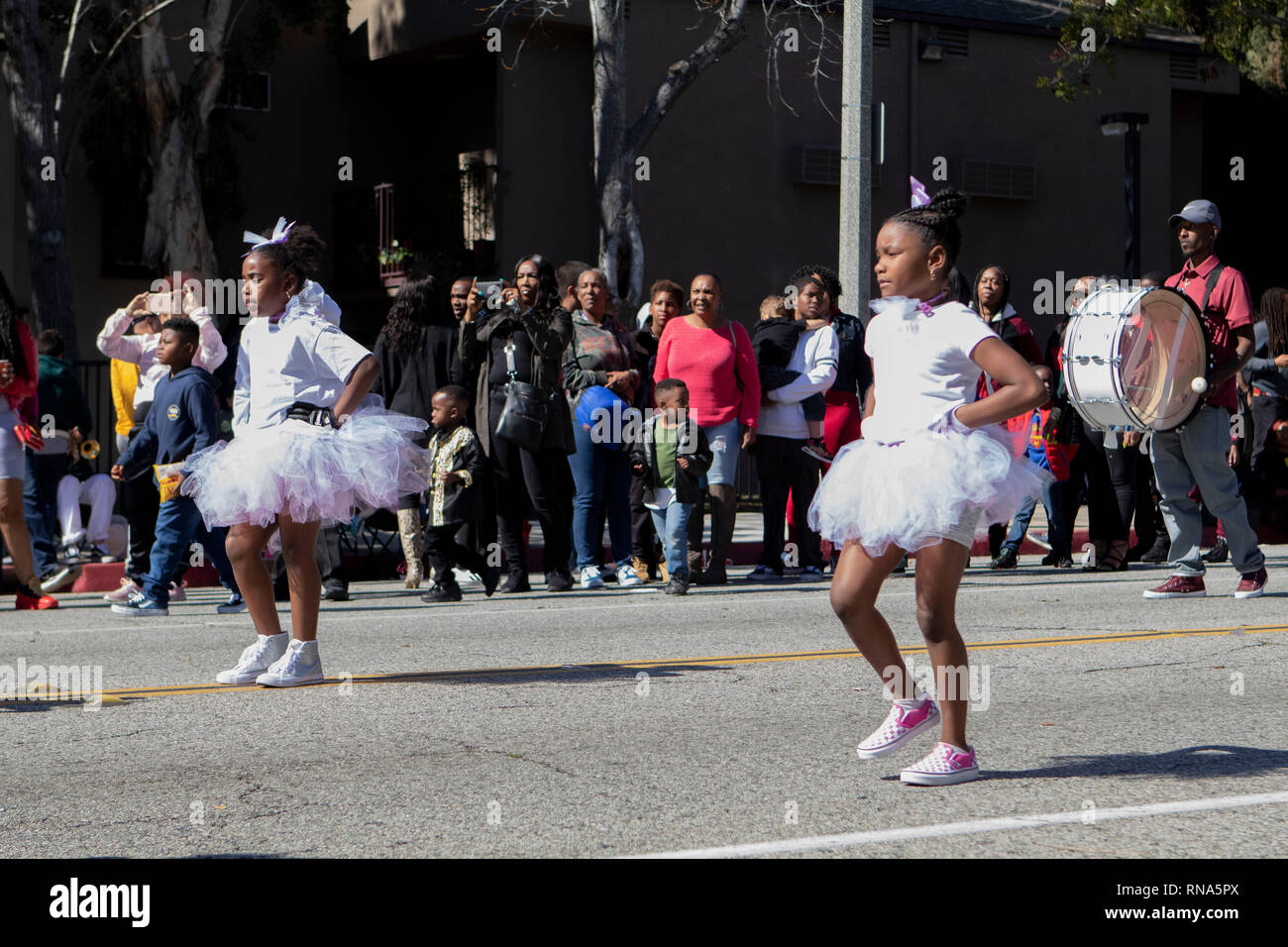 Pasadena, Los Angeles County, Californie, USA - 37e parade annuelle de l'histoire des Noirs et du festival qui célèbre le patrimoine et la culture noire. La Communauté et les villes environnantes s'est joint à la célébration en participant et regarder la parade qui avait des stars, hommes politiques, militants, les clubs et les enfants de tous âges à partir de différents niveaux scolaires. Diamondettes divine et l'équipe de Drill Squad de tambour Banque D'Images