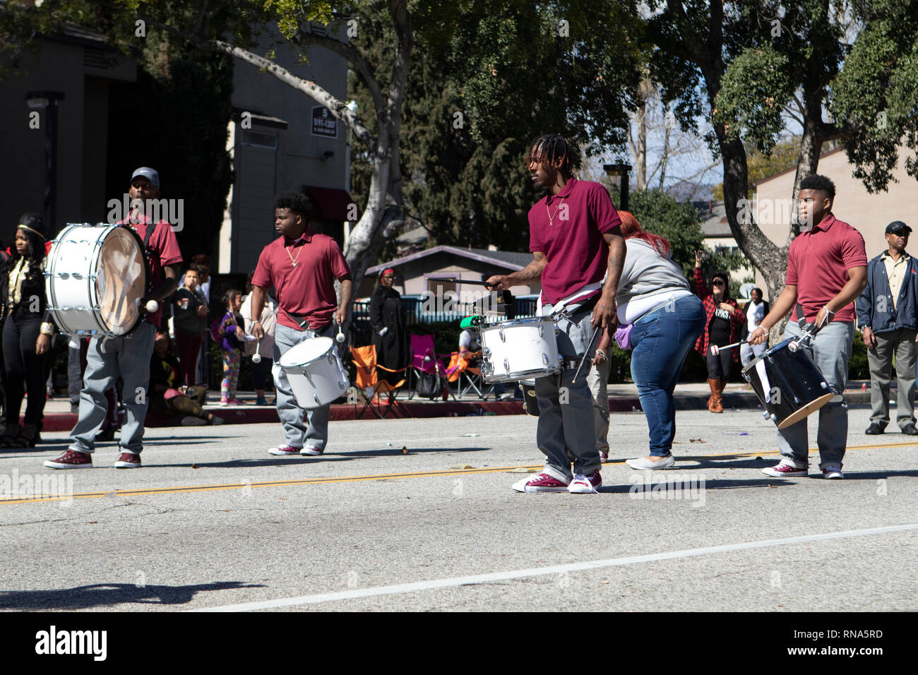 Pasadena, Los Angeles County, Californie, USA - 37e parade annuelle de l'histoire des Noirs et du festival qui célèbre le patrimoine et la culture noire. La Communauté et les villes environnantes s'est joint à la célébration en participant et regarder la parade qui avait des stars, hommes politiques, militants, les clubs et les enfants de tous âges à partir de différents niveaux scolaires. Diamondettes divine et l'équipe de Drill Squad de tambour Banque D'Images