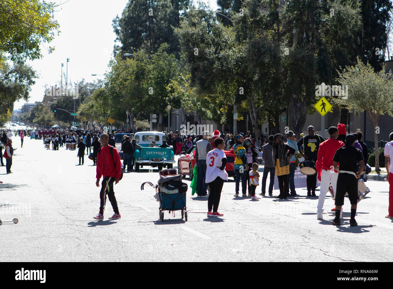 Pasadena, Los Angeles County, Californie, USA. 16 février 2019. - 37e assemblée annuelle de l'histoire des Noirs et le Festival Parade qui célèbre le patrimoine et la culture noire. La Communauté et les villes environnantes s'est joint à la célébration en participant et regarder la parade qui avait des stars, hommes politiques, militants, les clubs et les enfants de tous âges à partir de différents niveaux scolaires. Credit : Watrous Jesse/Alamy Live News Banque D'Images