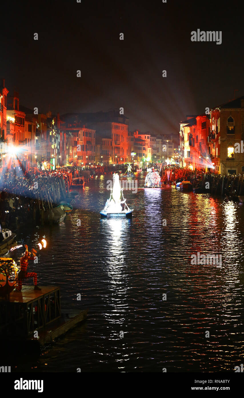 Venise, Italie. 16 Février, 2019. Le Rio di Cannaregio se transforme en une véritable scène avec un spectacle qui attire chaque année des milliers de spectateurs, où des structures flottantes transférer le thème du carnaval à l'eau. Un passionnant et spectaculaire show de l'eau organisée par Studio Festi et Seconda Materia, où deux réalités apparemment opposés se rencontrent et fusionnent, créant ainsi un extraordinaire imagerie émotionnelle entre le cyberpunk voyages et rêve-comme les dimensions. Agence Photo crédit : indépendante/Alamy Live News Banque D'Images