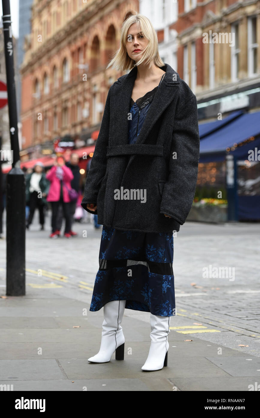 Londres, Royaume-Uni. Feb 18, 2019. Street style vu à la Semaine de la mode de Londres. Pour l'arrivée de Linda Tol ERDEM AW19 show. Credit : Saira MacLeod/Alamy Live News Banque D'Images