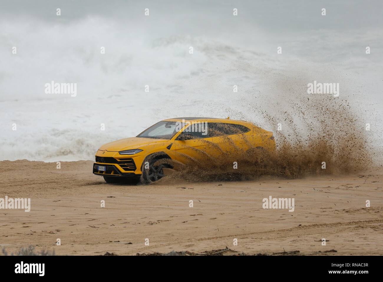 Caldas da Rainha, Portugal. Feb 18, 2019. Grosse Vague surfer Alessandro Marciano (accent sur 'o') a décidé de montrer son tout nouveau Lamborghini Urus 4x4 sur la plage de Praia do Norte, sur la côte atlantique du Portugal. Alessandro, un surfeur italien passe beaucoup de son temps à Nazare où les vagues sont le plus important au monde à être trouvés. Malheureusement, mauvais garçon Alessandro semble avoir contrarié la police locale et presque perdu son luxury 4x4 à la marée montante lorsqu'il a réussi à se coincer dans le sable mou. Credit : Gareth LLewelyn/Alamy Live News Banque D'Images