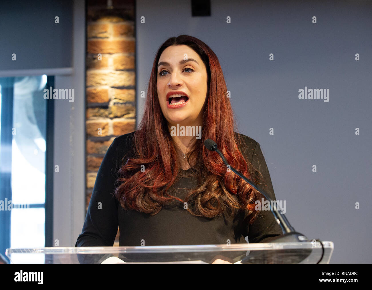 Londres, Royaume-Uni. Feb 18, 2019. Luciana Berger parle. Sept députés démissionnent pour former un nouveau groupe indépendant appelé Partry. Les sept sont Chukka Umunna, Chris Leslie, Mike Baille, Ann Coffey, Gavin Shuker, Luciana Berger et Angela Smith. Le lancement du nouveau parti a été annoncé aujourd'hui-Février 18th, du County Hall, Londres. Ils ont formé leur propre parti indépendant. Credit : Tommy Londres/Alamy Live News Banque D'Images