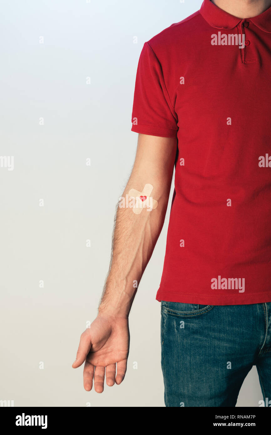 Vue partielle de patient en t-shirt avec plâtre, concept de don du sang Banque D'Images