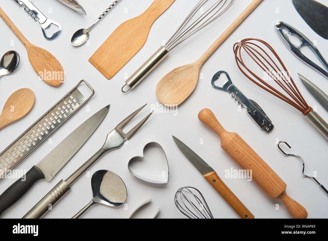 Vue de dessus d'ustensiles de cuisine en métal et en bois sur fond gris Banque D'Images