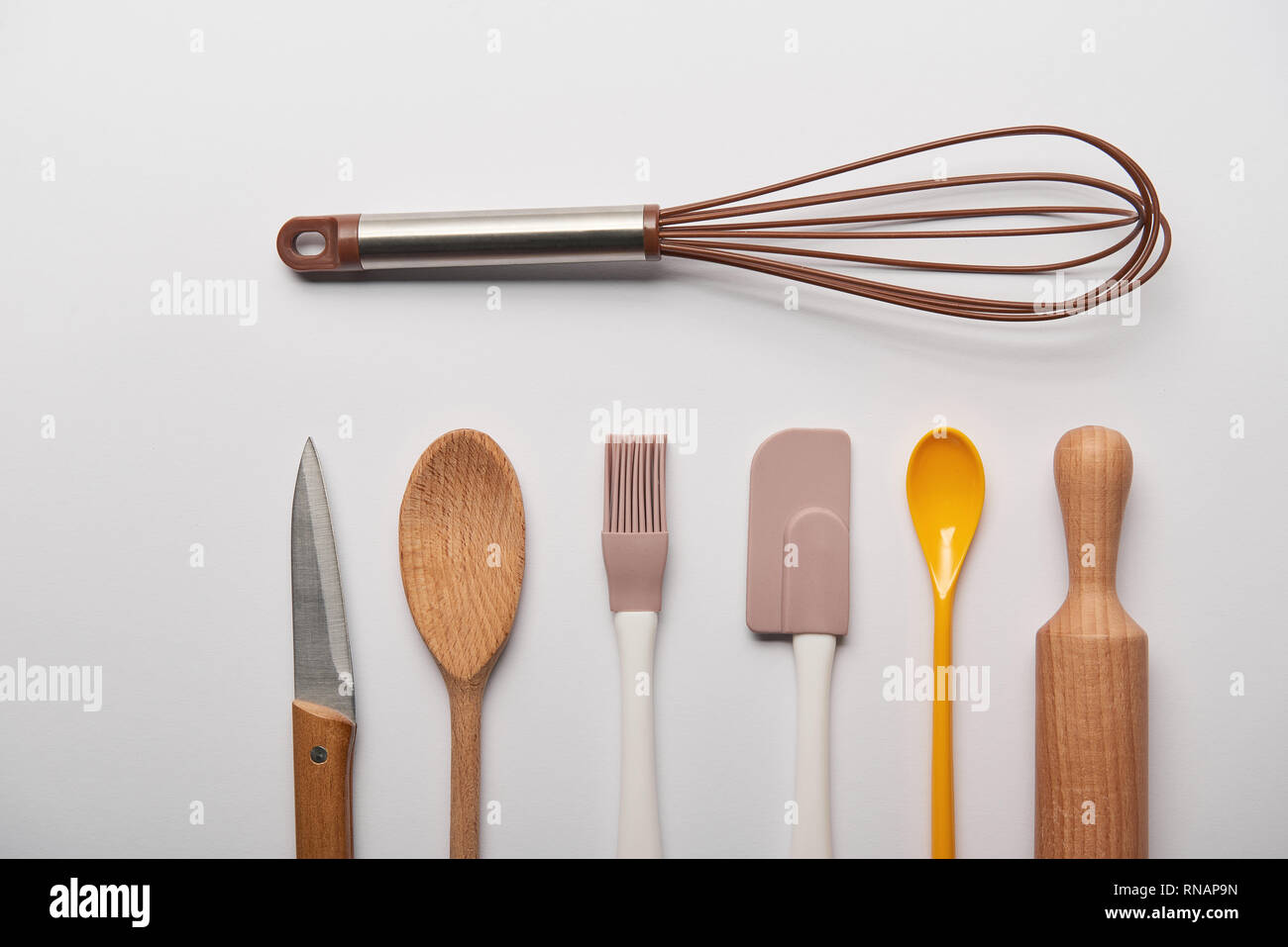 Mise à plat avec des ustensiles de cuisine sur fond gris Banque D'Images