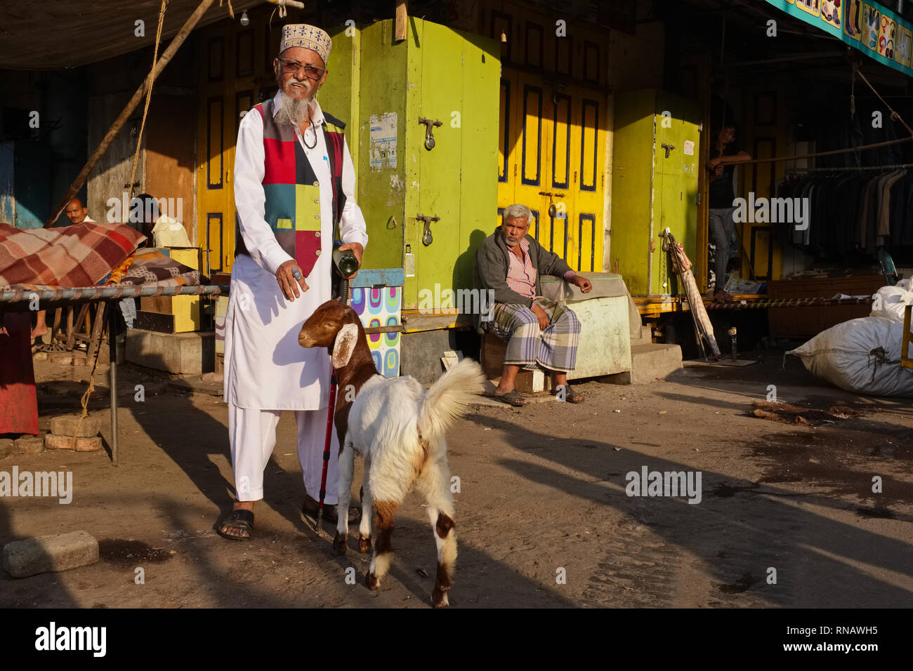 Annu Bhai ('frère Annu'), un personnage musulman flamboyant à Chor Bazar ou au marché de Thieves à Mumbai, en Inde, lors de sa promenade matinale avec sa chèvre d'animal de compagnie Banque D'Images