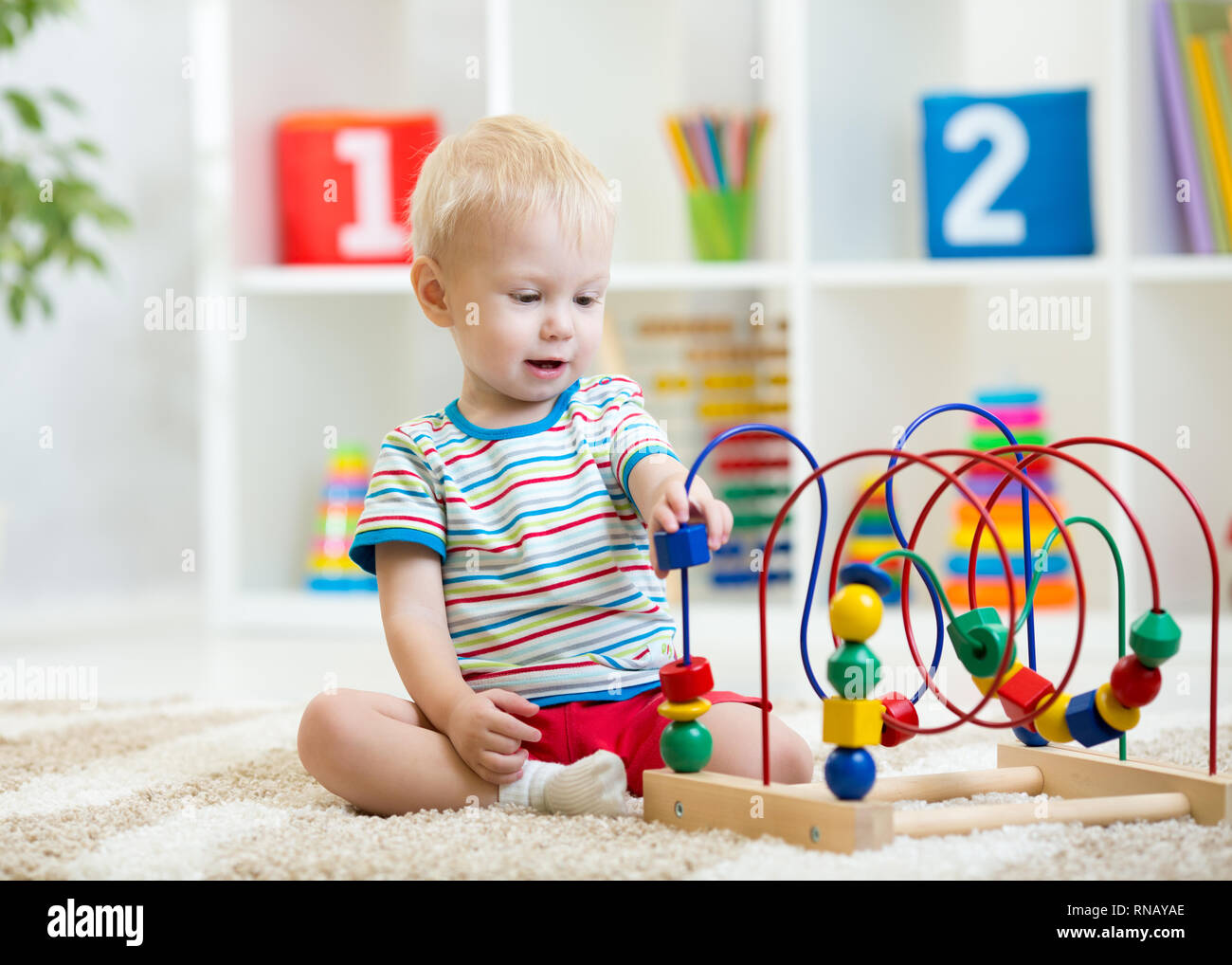 Bambin Enfant Garcon Jouant Avec Affectation De Jouet Kid Joue Avec De Petites Perles A La Maternelle Ou Garderie Tout Petit Bebe En Nursery Chambre Photo Stock Alamy