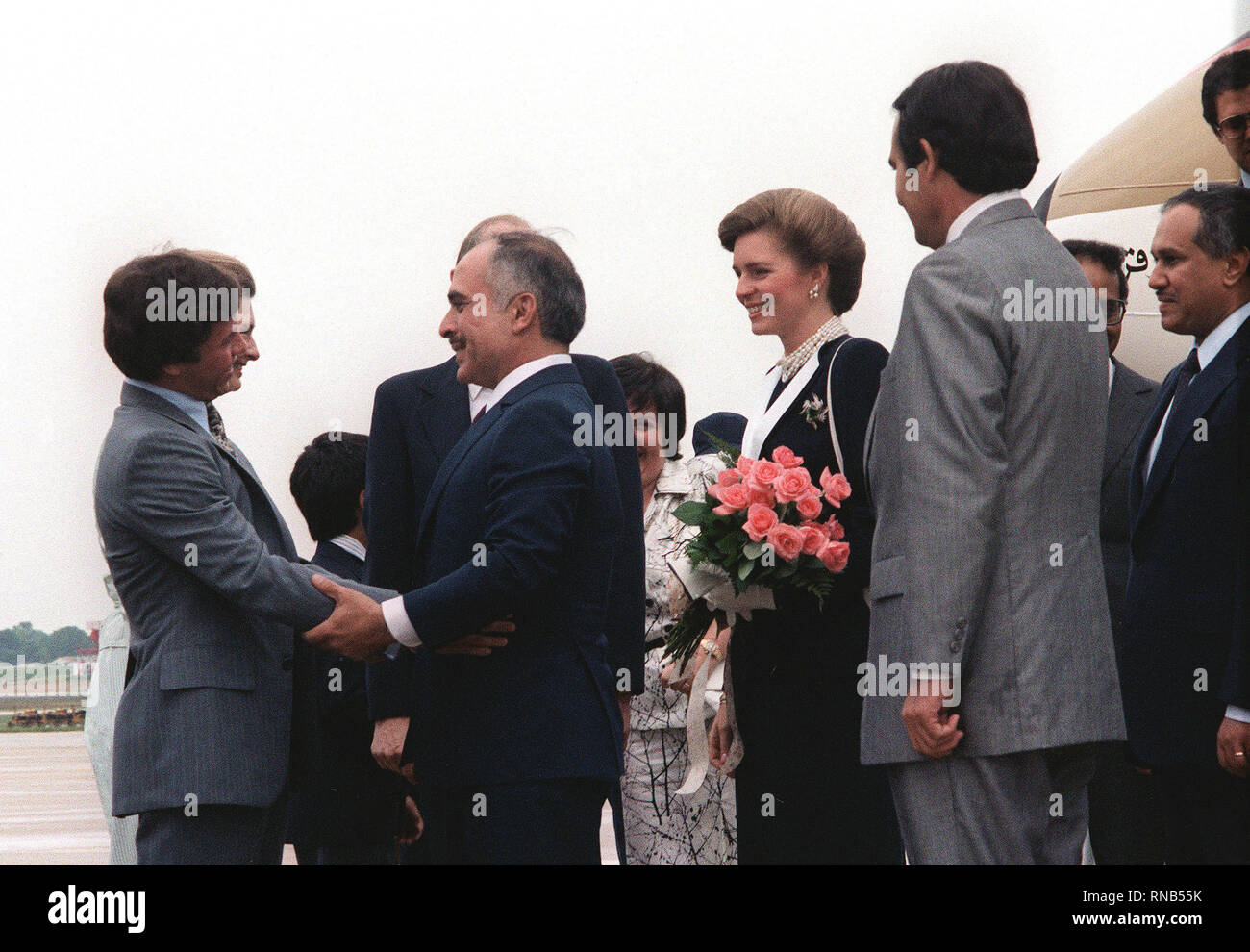1980 - Le Roi et la Reine de Jordanie Hussein Bin-Talal sont accueillis à leur arrivée aux États-Unis pour une visite. Banque D'Images