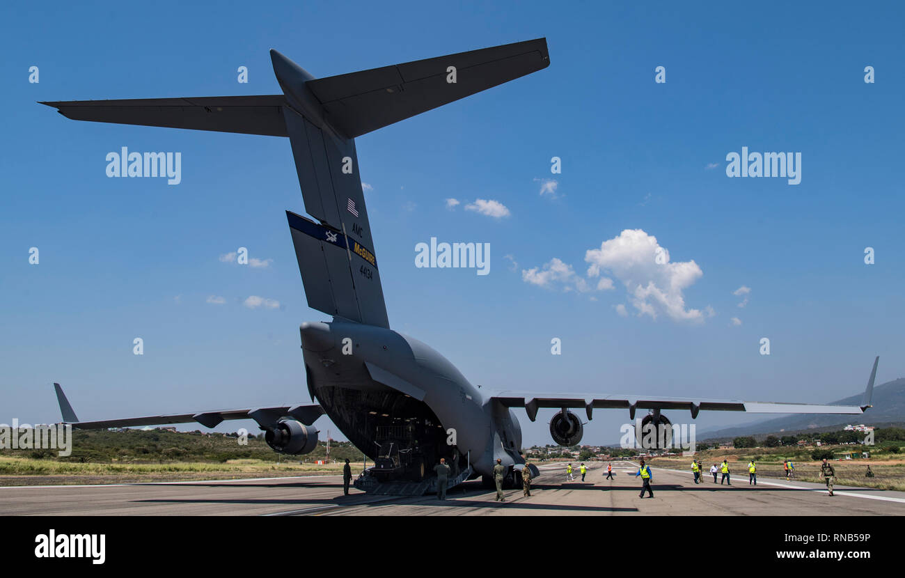 Un C-17 Globemaster III fournit une aide humanitaire de l'Homestead Air Reserve Base, FL à Bogotá, Colombie, le 16 février 2019. Cette mission est prévue à la demande de la secrétaire d'État américaine, en étroite coordination avec l'USAID et avec l'approbation du gouvernement de la Colombie. Le rôle de l'armée américaine au cours de cette mission de transporter d'urgence aide à la Colombie pour la distribution éventuelle par les organismes de secours sur le terrain pour les Vénézuéliens touchés par la détérioration rapide de la crise dans leur pays. Cette mission humanitaire souligne l'United States' com de l'entreprise Banque D'Images