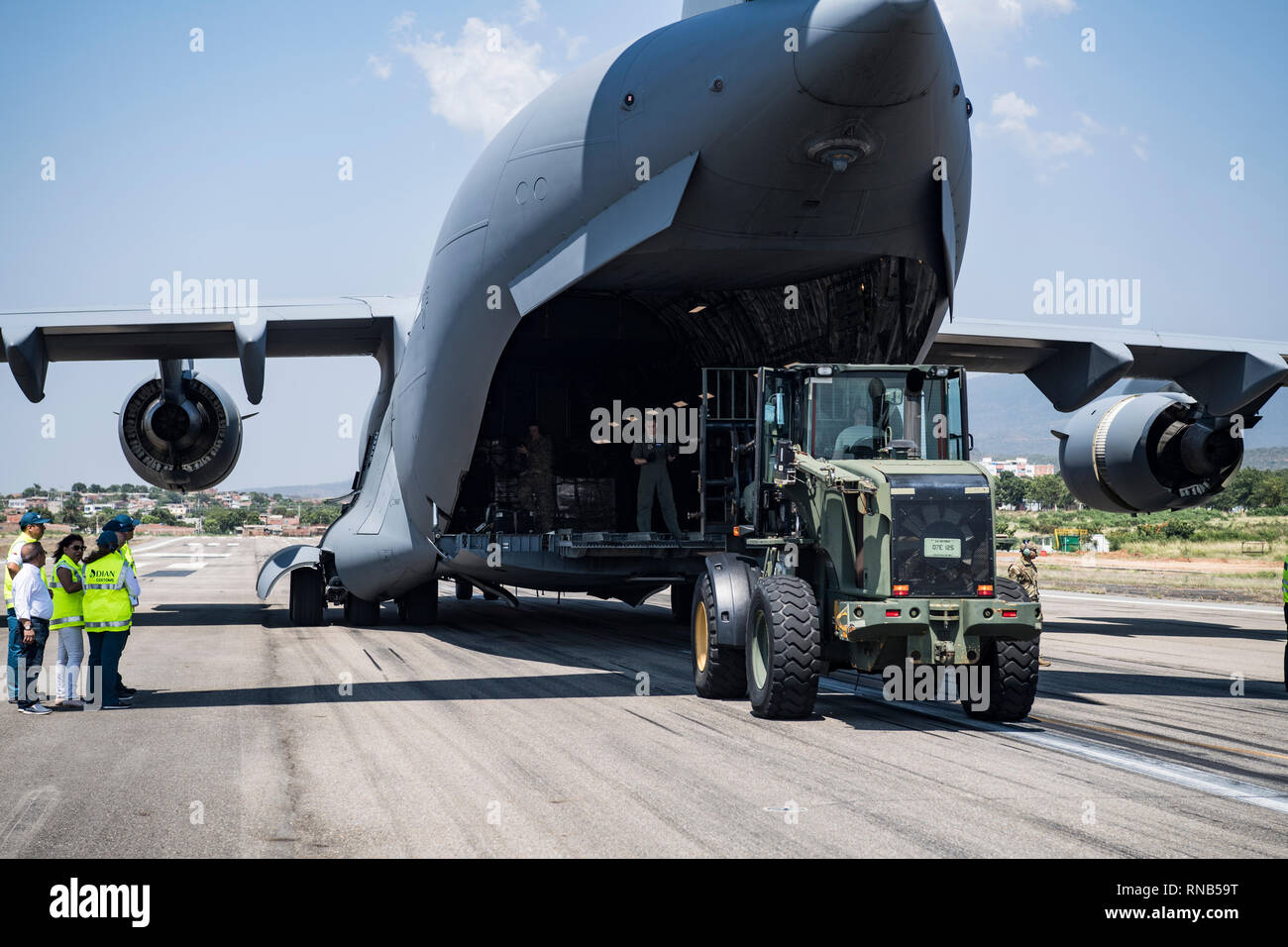 Un C-17 Globemaster III fournit une aide humanitaire de l'Homestead Air Reserve Base, FL à Bogotá, Colombie, le 16 février 2019. Cette mission est prévue à la demande de la secrétaire d'État américaine, en étroite coordination avec l'USAID et avec l'approbation du gouvernement de la Colombie. Le rôle de l'armée américaine au cours de cette mission de transporter d'urgence aide à la Colombie pour la distribution éventuelle par les organismes de secours sur le terrain pour les Vénézuéliens touchés par la détérioration rapide de la crise dans leur pays. Cette mission humanitaire souligne l'United States' com de l'entreprise Banque D'Images
