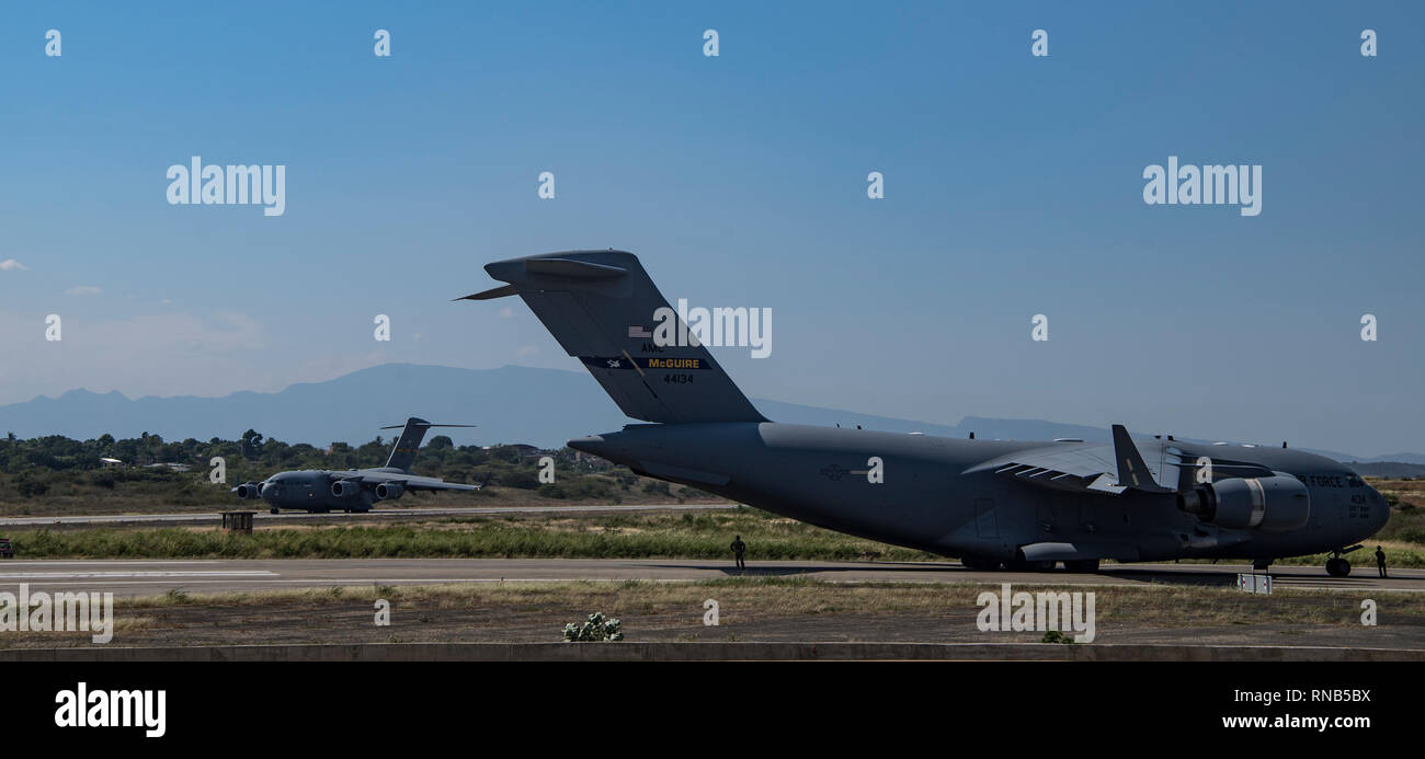 Un C-17 Globemaster III fournit une aide humanitaire de l'Homestead Air Reserve Base, FL à Bogotá, Colombie, le 16 février 2019. Cette mission est prévue à la demande de la secrétaire d'État américaine, en étroite coordination avec l'USAID et avec l'approbation du gouvernement de la Colombie. Le rôle de l'armée américaine au cours de cette mission de transporter d'urgence aide à la Colombie pour la distribution éventuelle par les organismes de secours sur le terrain pour les Vénézuéliens touchés par la détérioration rapide de la crise dans leur pays. Cette mission humanitaire souligne l'United States' com de l'entreprise Banque D'Images