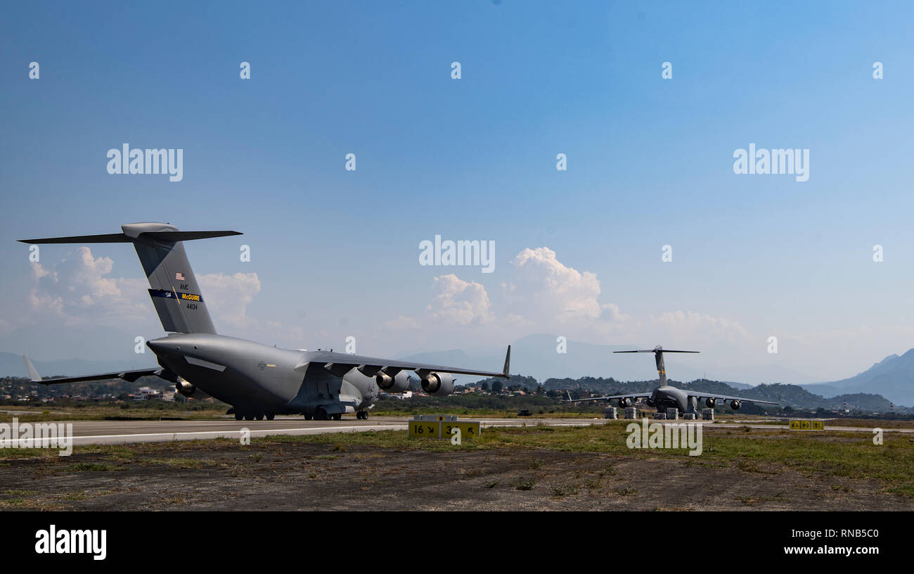 C-17 Globemaster III est l'aide humanitaire à partir de la Homestead Air Reserve Base, FL à Bogotá, Colombie, le 16 février 2019. Cette mission est prévue à la demande de la secrétaire d'État américaine, en étroite coordination avec l'USAID et avec l'approbation du gouvernement de la Colombie. Le rôle de l'armée américaine au cours de cette mission de transporter d'urgence aide à la Colombie pour la distribution éventuelle par les organismes de secours sur le terrain pour les Vénézuéliens touchés par la détérioration rapide de la crise dans leur pays. Cette mission humanitaire souligne l'United States' entreprise comm Banque D'Images