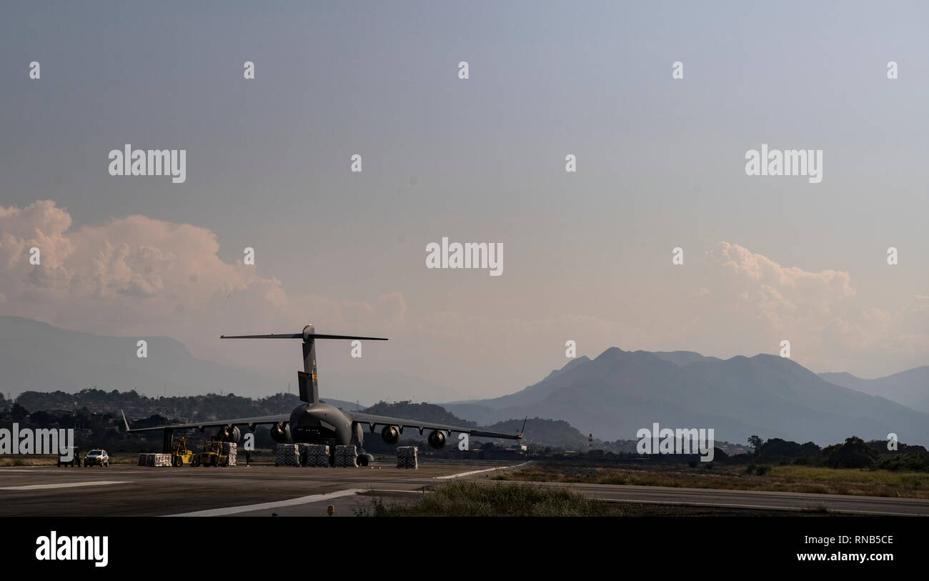 Un C-17 Globemaster III fournit une aide humanitaire de l'Homestead Air Reserve Base, FL à Bogotá, Colombie, le 16 février 2019. Cette mission est prévue à la demande de la secrétaire d'État américaine, en étroite coordination avec l'USAID et avec l'approbation du gouvernement de la Colombie. Le rôle de l'armée américaine au cours de cette mission de transporter d'urgence aide à la Colombie pour la distribution éventuelle par les organismes de secours sur le terrain pour les Vénézuéliens touchés par la détérioration rapide de la crise dans leur pays. Cette mission humanitaire souligne l'United States' com de l'entreprise Banque D'Images