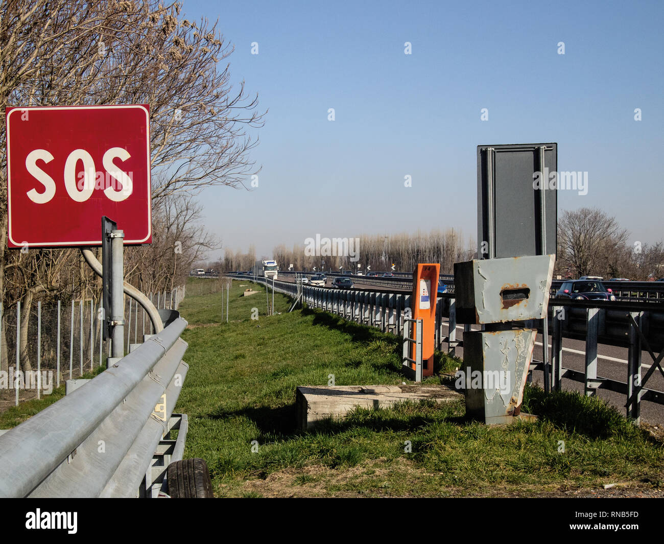 Colonne avec téléphone dans une zone d'urgence sur l'autoroute et d'un détecteur de vitesse cachés Banque D'Images