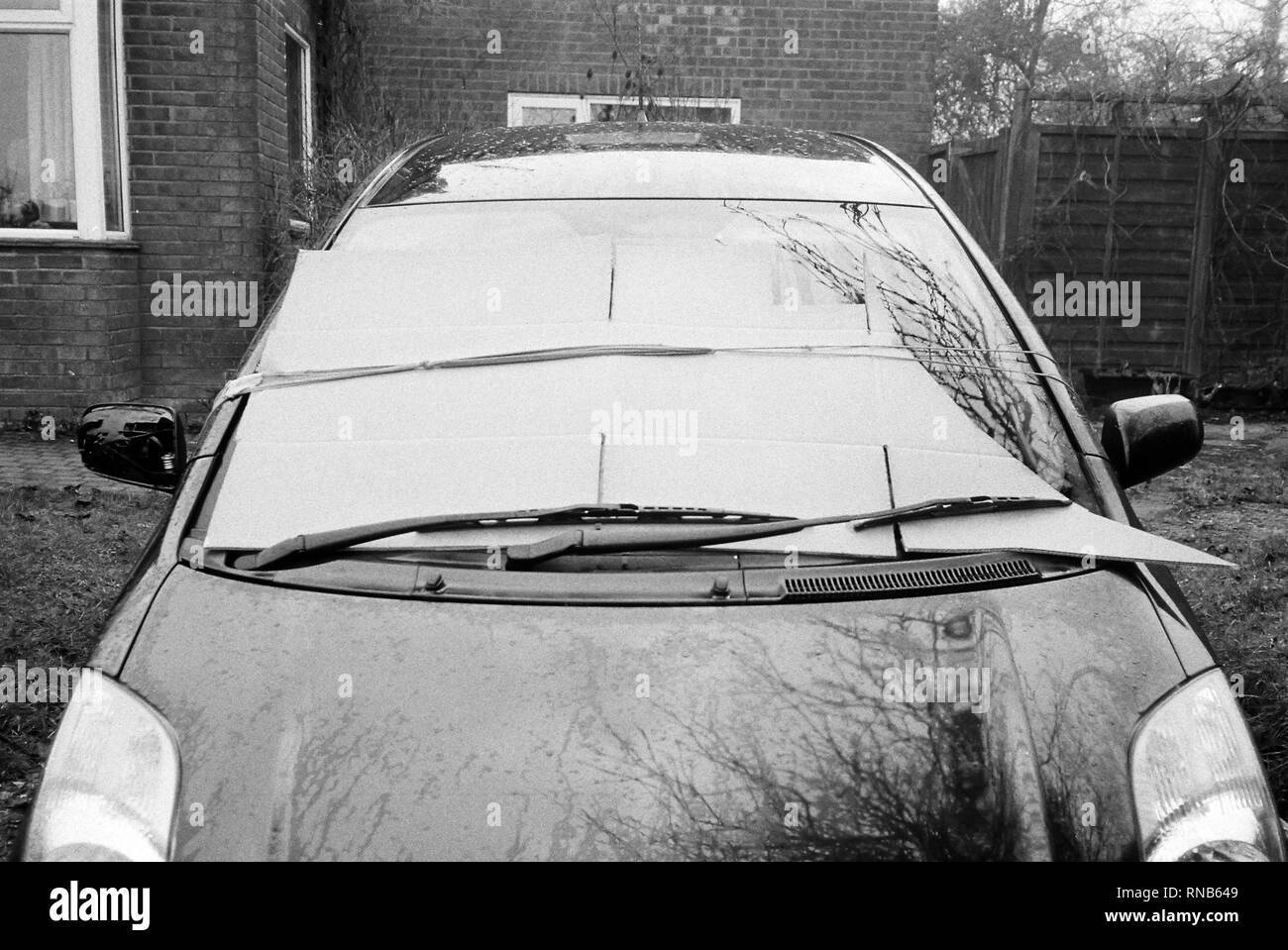 Toyota de carton sur le pare-brise pour éviter le gel. Hattingley,  Medstead, Alton, Hampshire, Angleterre, Royaume-Uni Photo Stock - Alamy